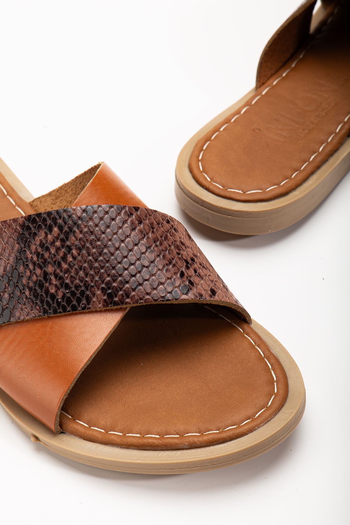 169 - 076ortopedik hakiki deri çapraz bantli kadin terlik - Justyol