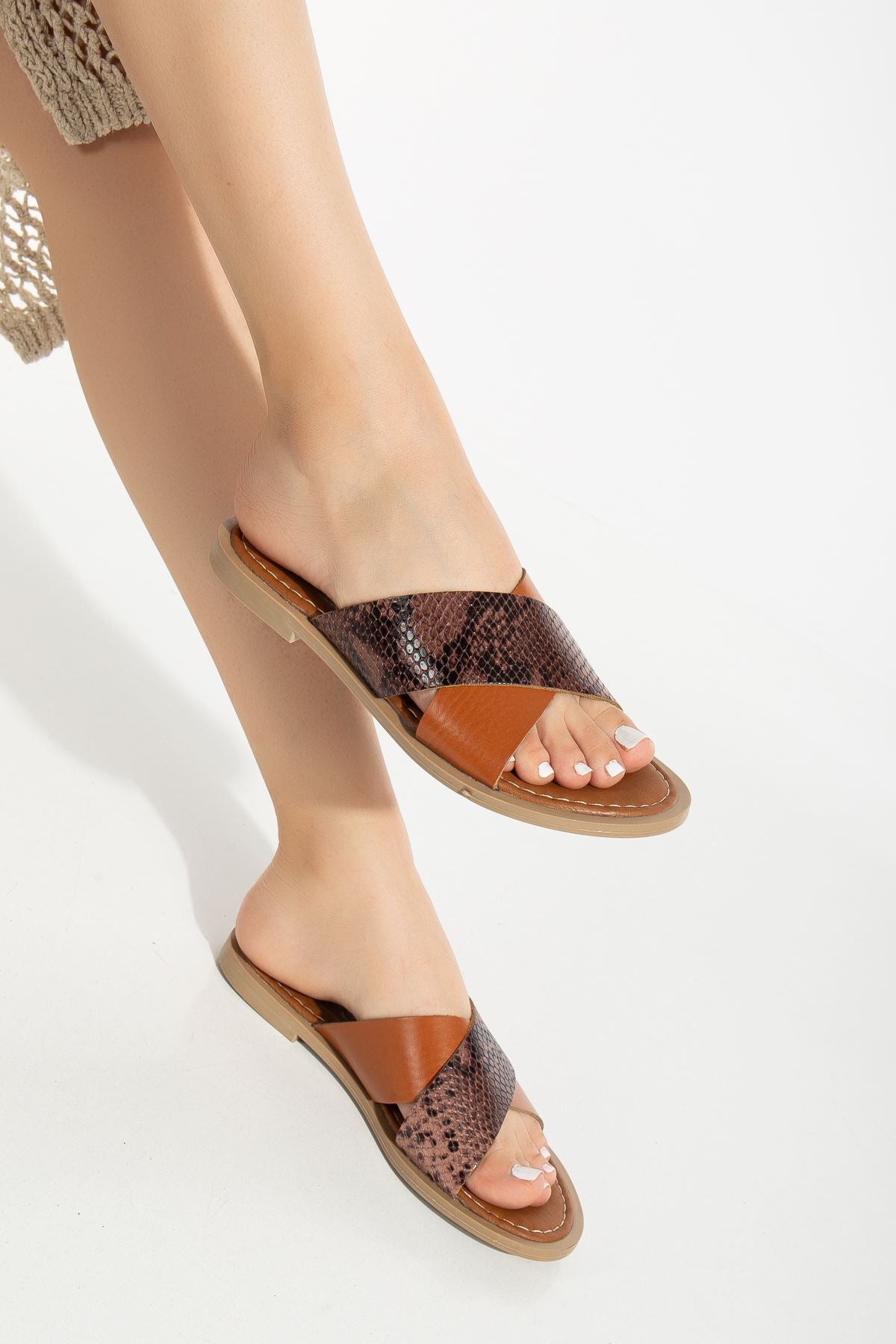 169 - 076ortopedik hakiki deri çapraz bantli kadin terlik - Justyol