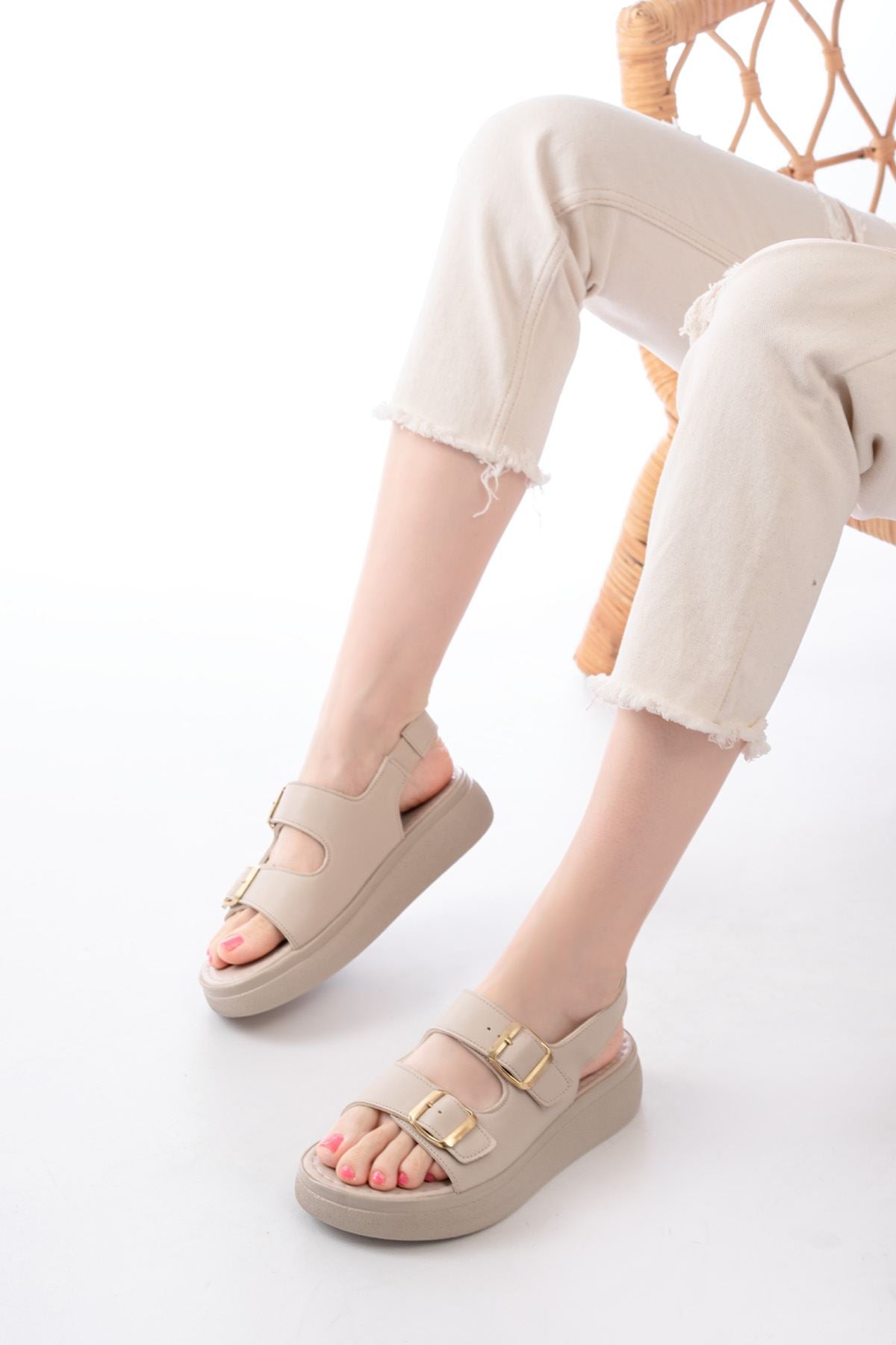 24413 - 572günlük dolgu topuk toka aksesuarli kadin sandalet - Justyol