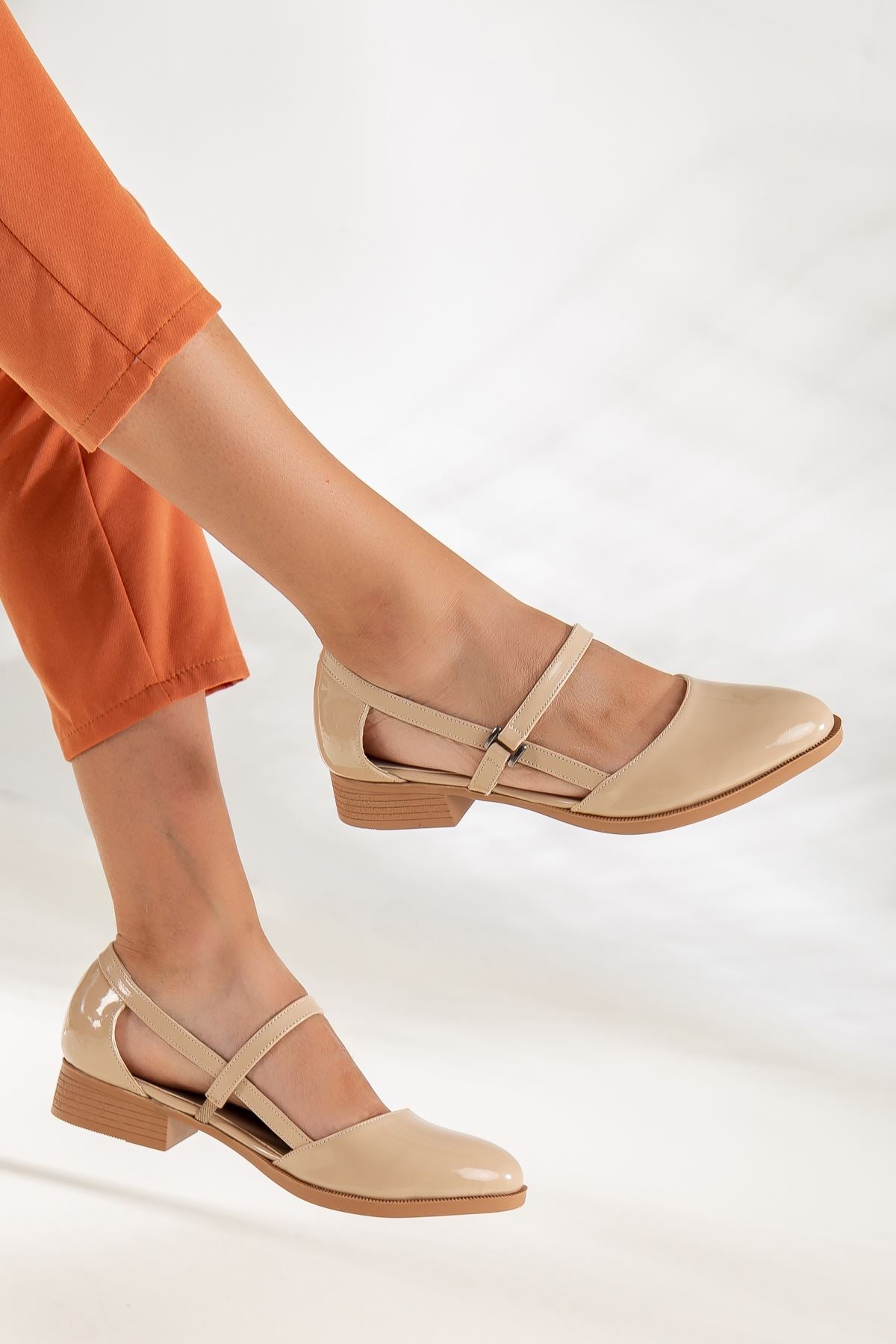 <tc>Chaussure à petit talon Mary en cuir verni</tc>