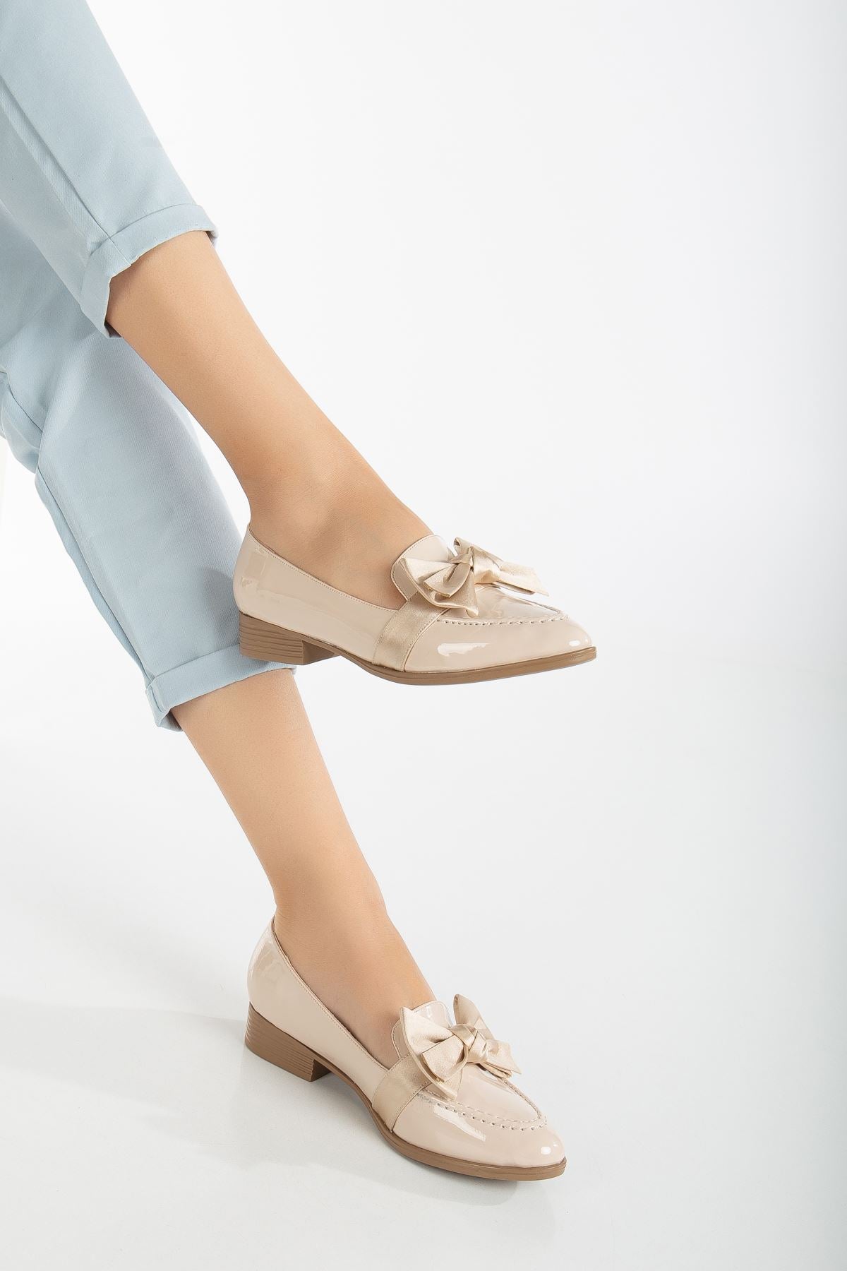 <tc>Chaussure en vernis à petit talon Erva, beige</tc>