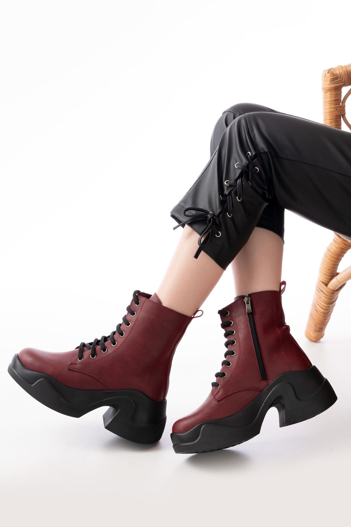 <tc>Bottines en cuir Fiona à lacets</tc>