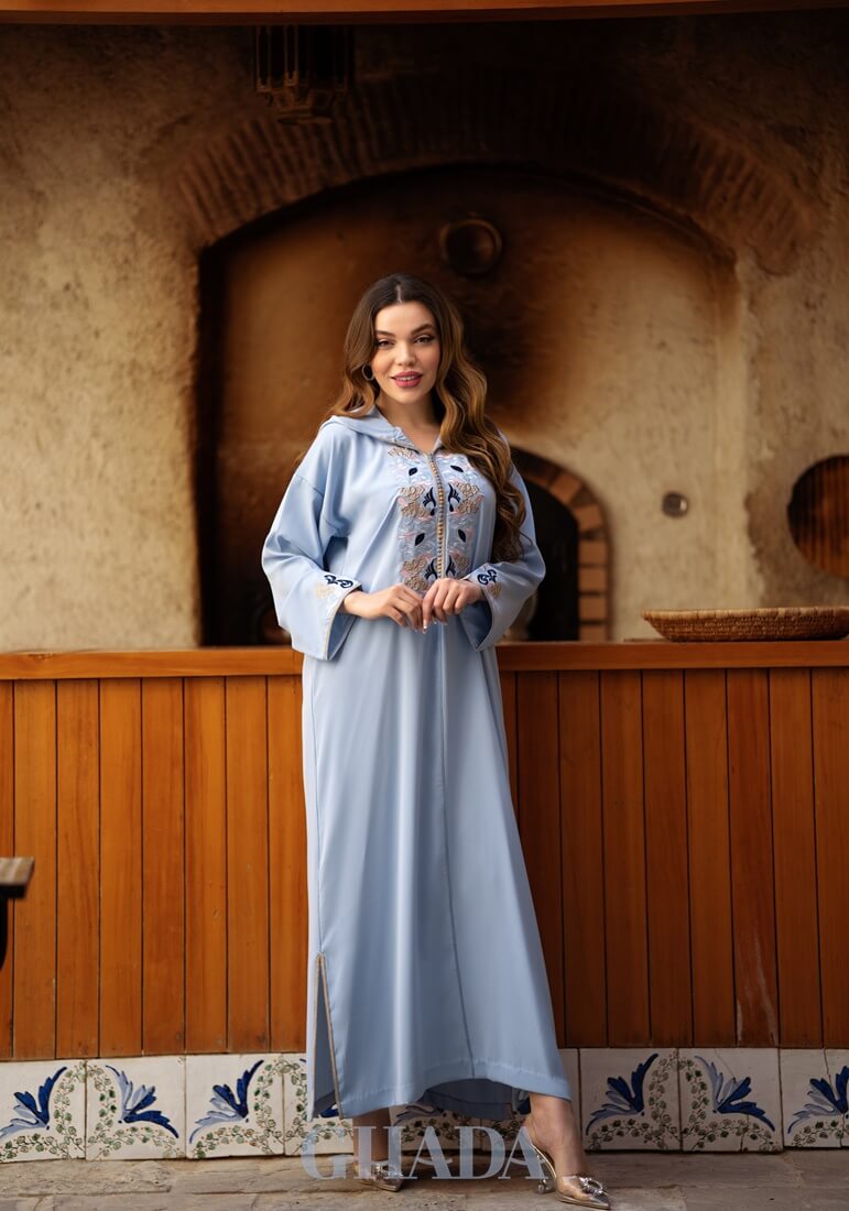 Djellaba makhzaniya en bleu ciel avec broderie en skalli