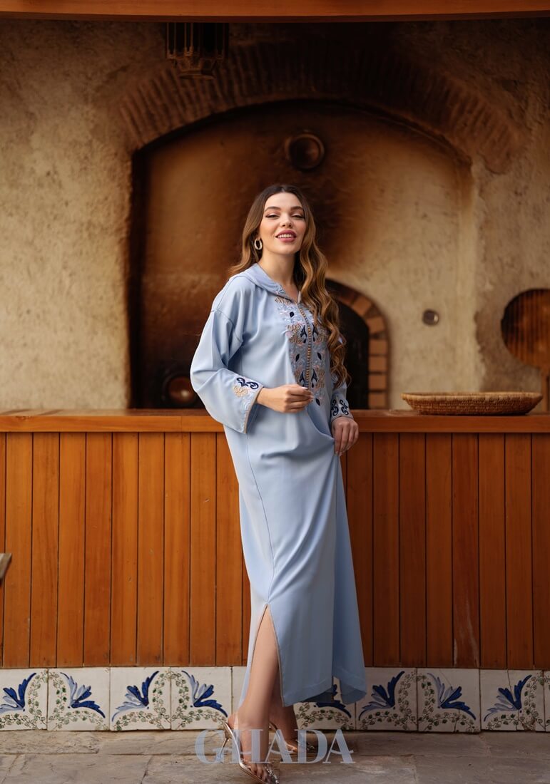 Djellaba makhzaniya en bleu ciel avec broderie en skalli