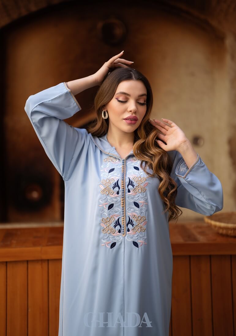 Djellaba makhzaniya en bleu ciel avec broderie en skalli