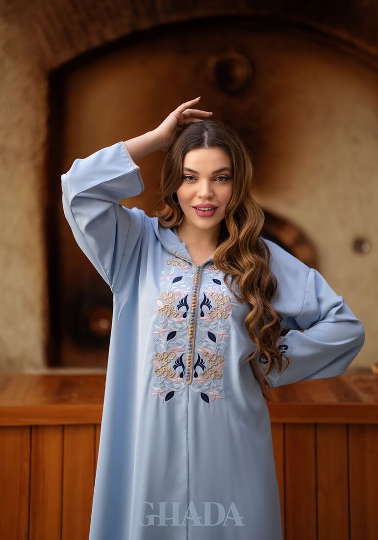 Djellaba makhzaniya en bleu ciel avec broderie en skalli