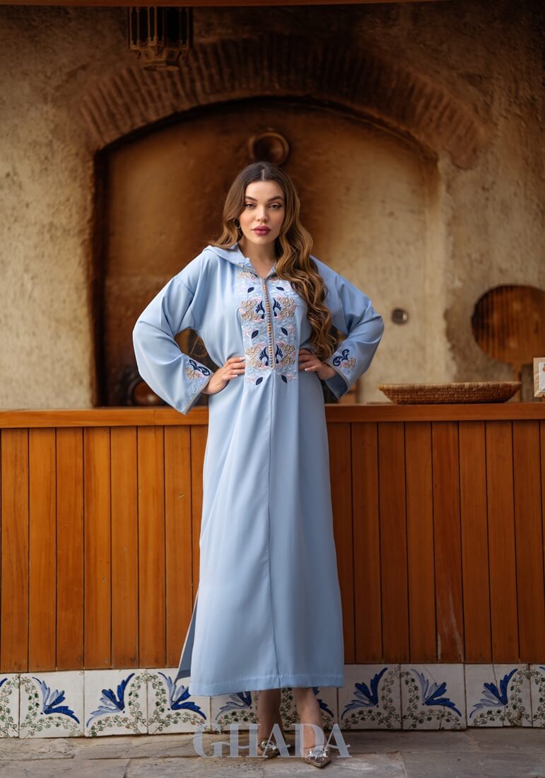 Djellaba makhzaniya en bleu ciel avec broderie en skalli