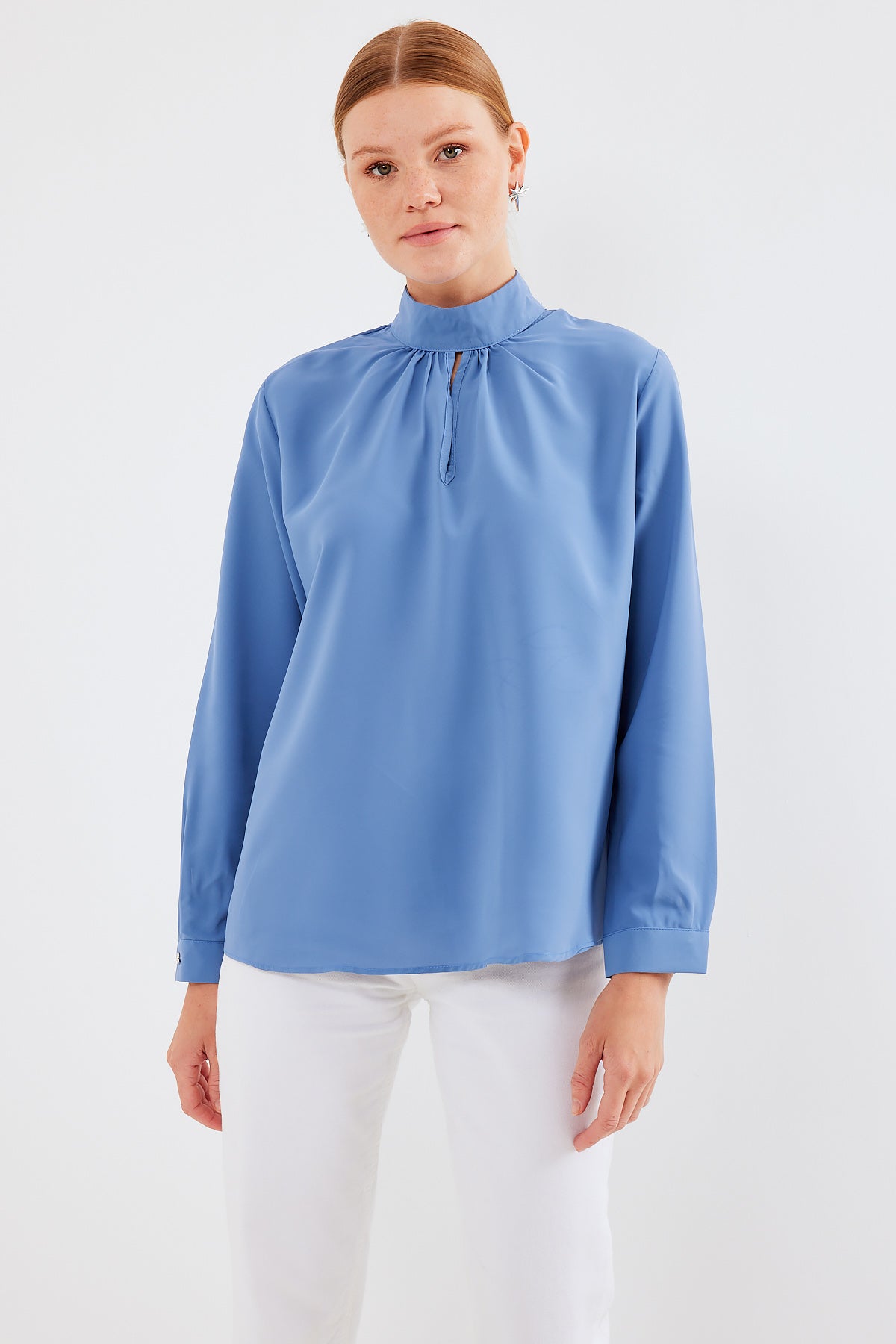 <tc>Bluz avec détails en fenêtre 0418.</tc>