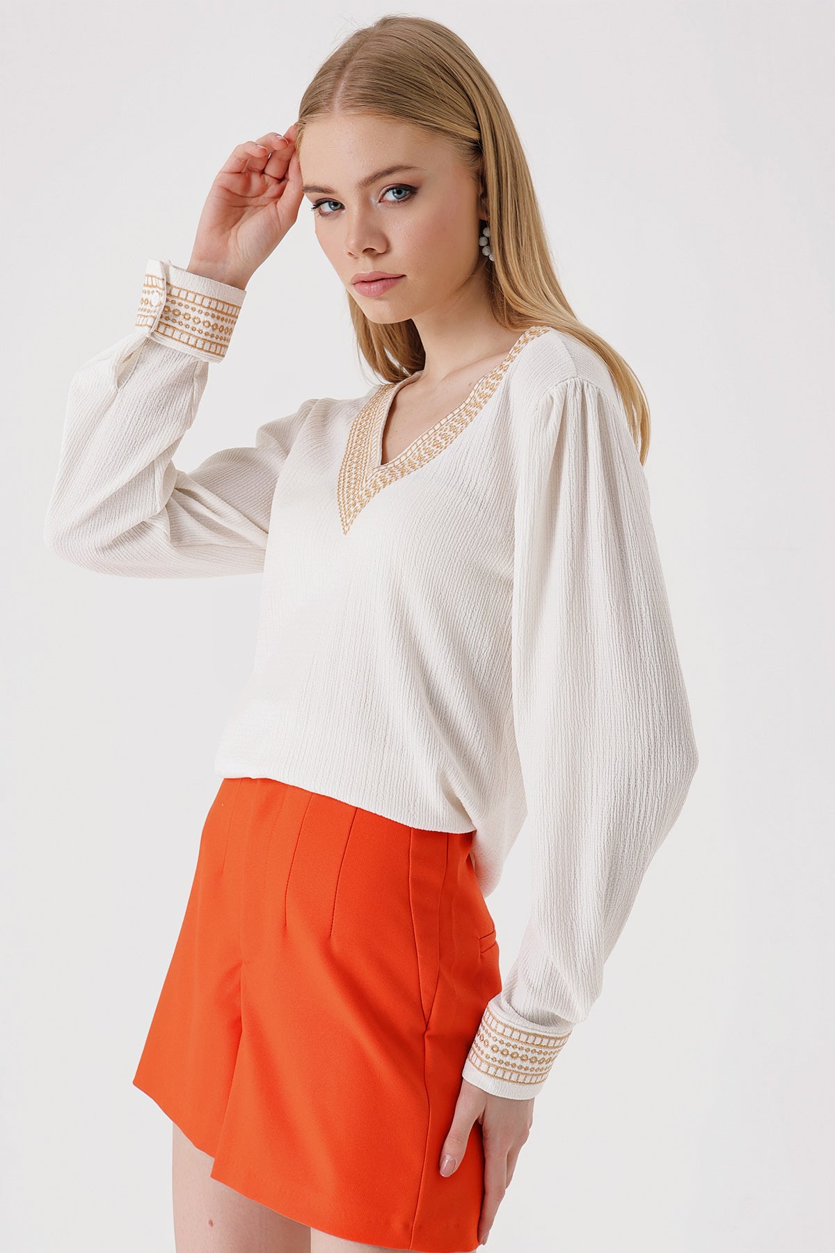 0466 nakişli v yaka örme bluz - Justyol