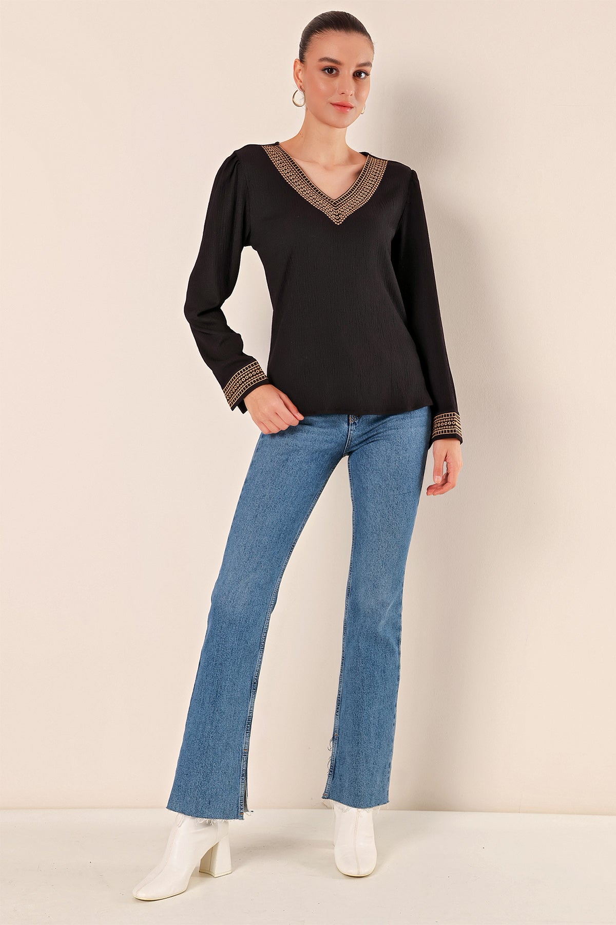 <tc>Blouse en tricot à col en V avec broderie 0466</tc>