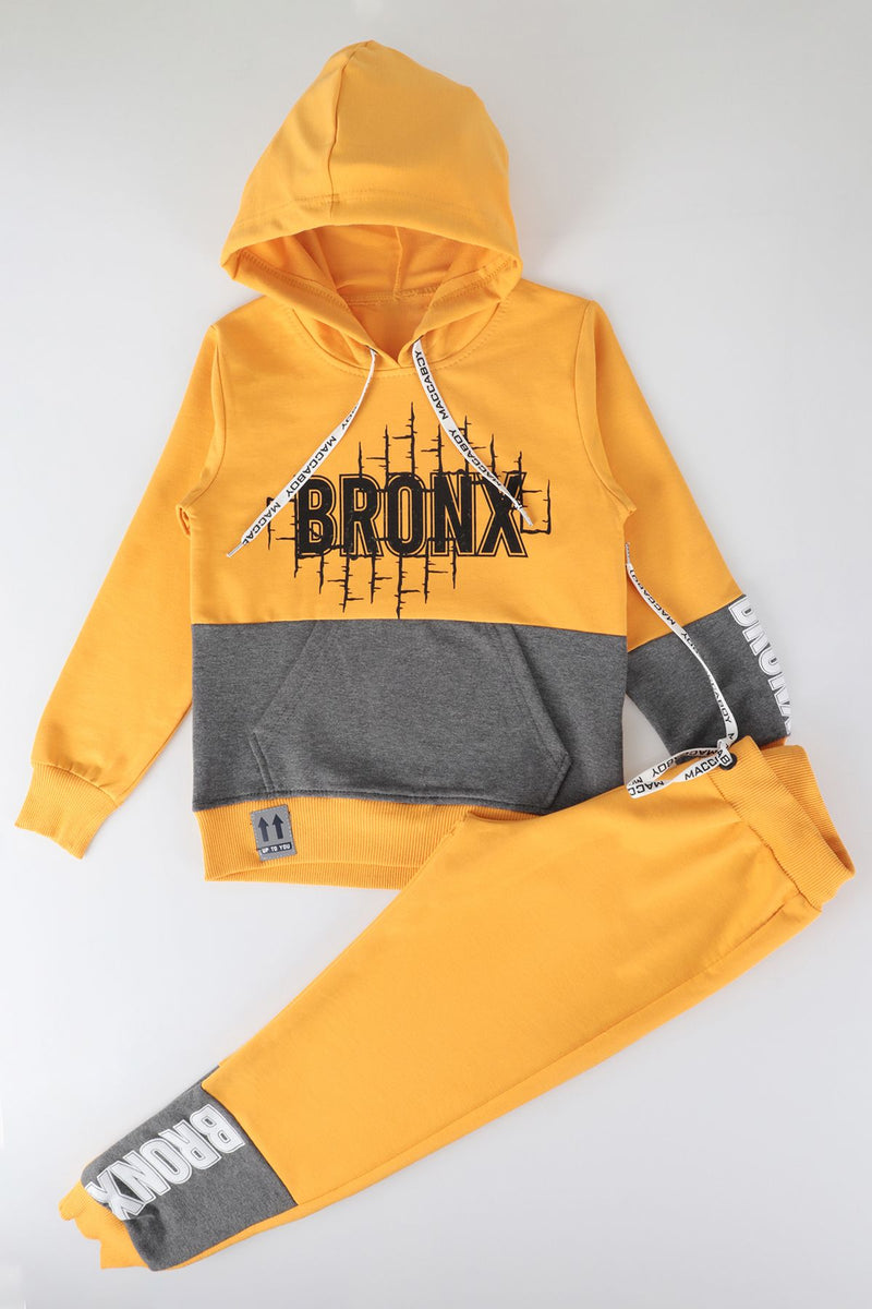 <tc>طقم اطفال اولادي رياضي - ٢ قطع " بنطلون + سويت شيرت مزود بغطاء للرأس - مزين بعبارة Bronx</tc>
