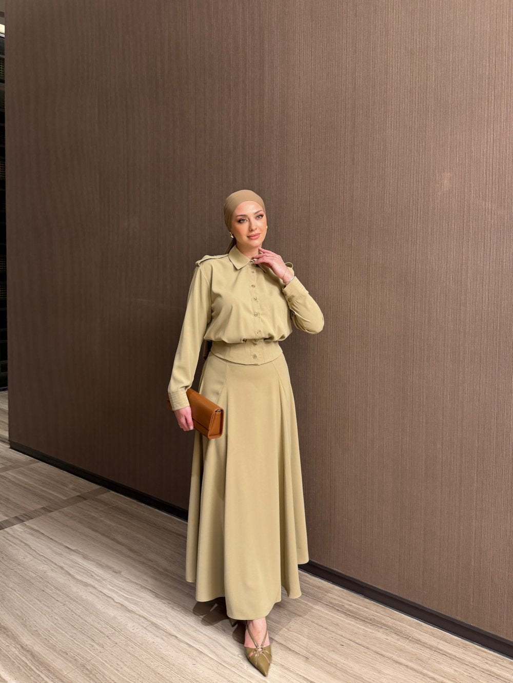 طقم نسائي شيك 2 قطع بلوزة بأزرار + تنورة طويلة بقماش تويل فاخر