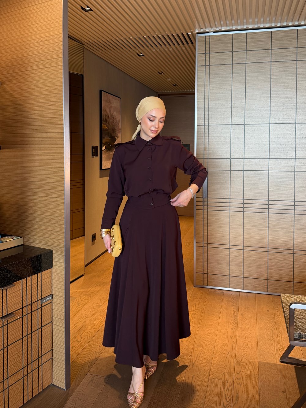 طقم نسائي شيك 2 قطع بلوزة بأزرار + تنورة طويلة بقماش تويل فاخر