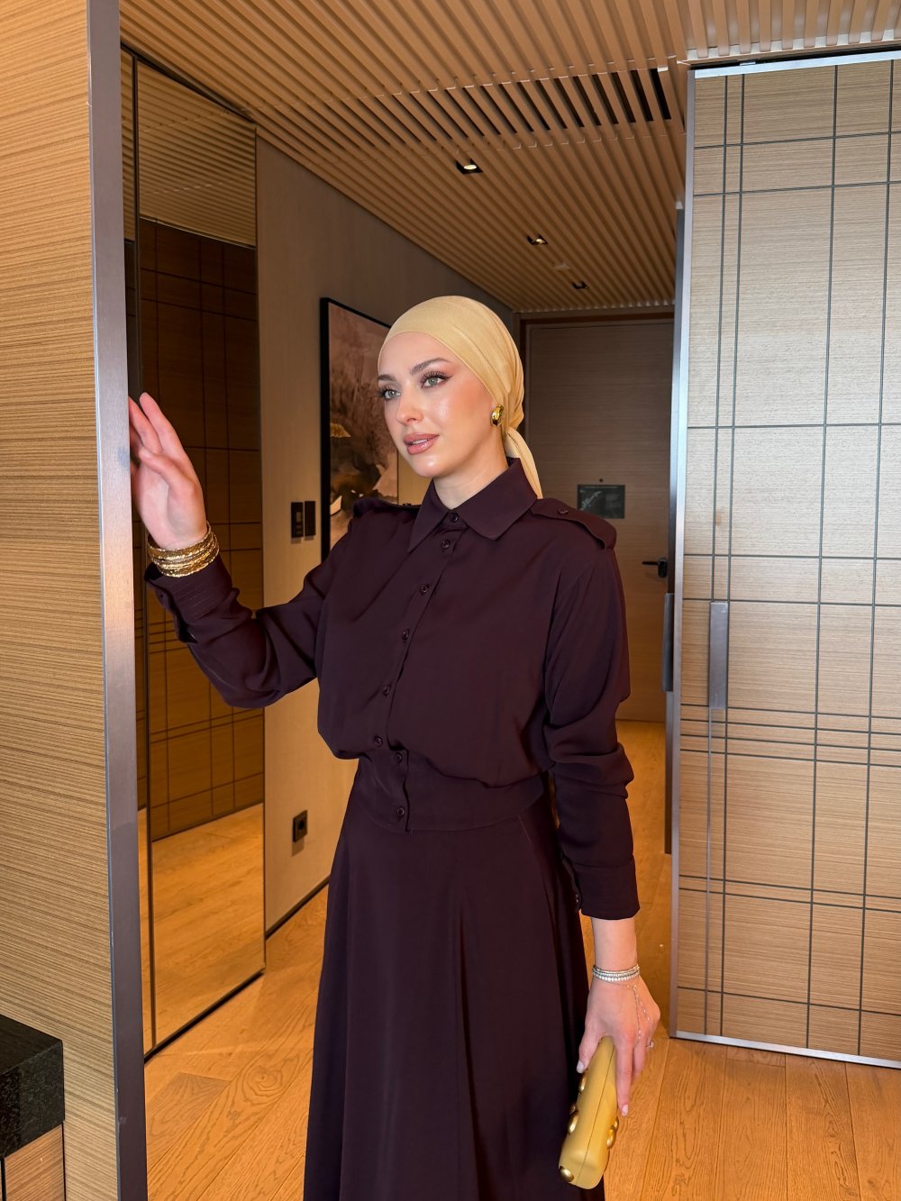 طقم نسائي شيك 2 قطع بلوزة بأزرار + تنورة طويلة بقماش تويل فاخر