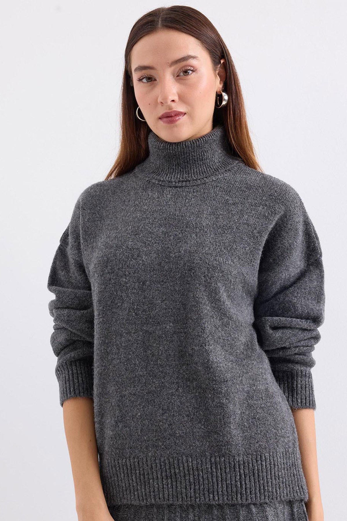 <tc>15917 pull oversize en maille pour femme à col roulé.</tc>