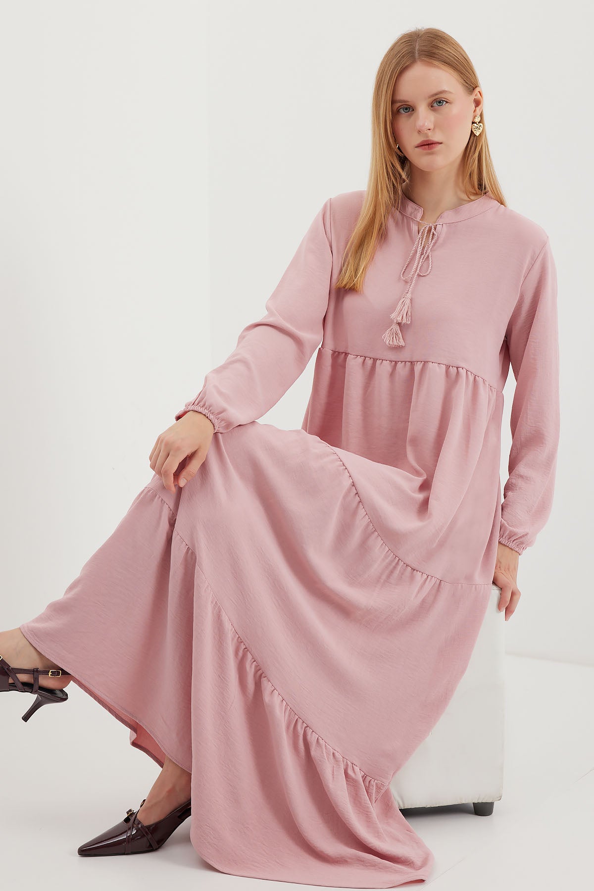 <tc>Robe de modestie avec lien au cou 1627.</tc>