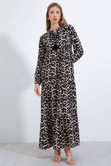 <tc>Robe de modestie avec lien au cou 1627.</tc>