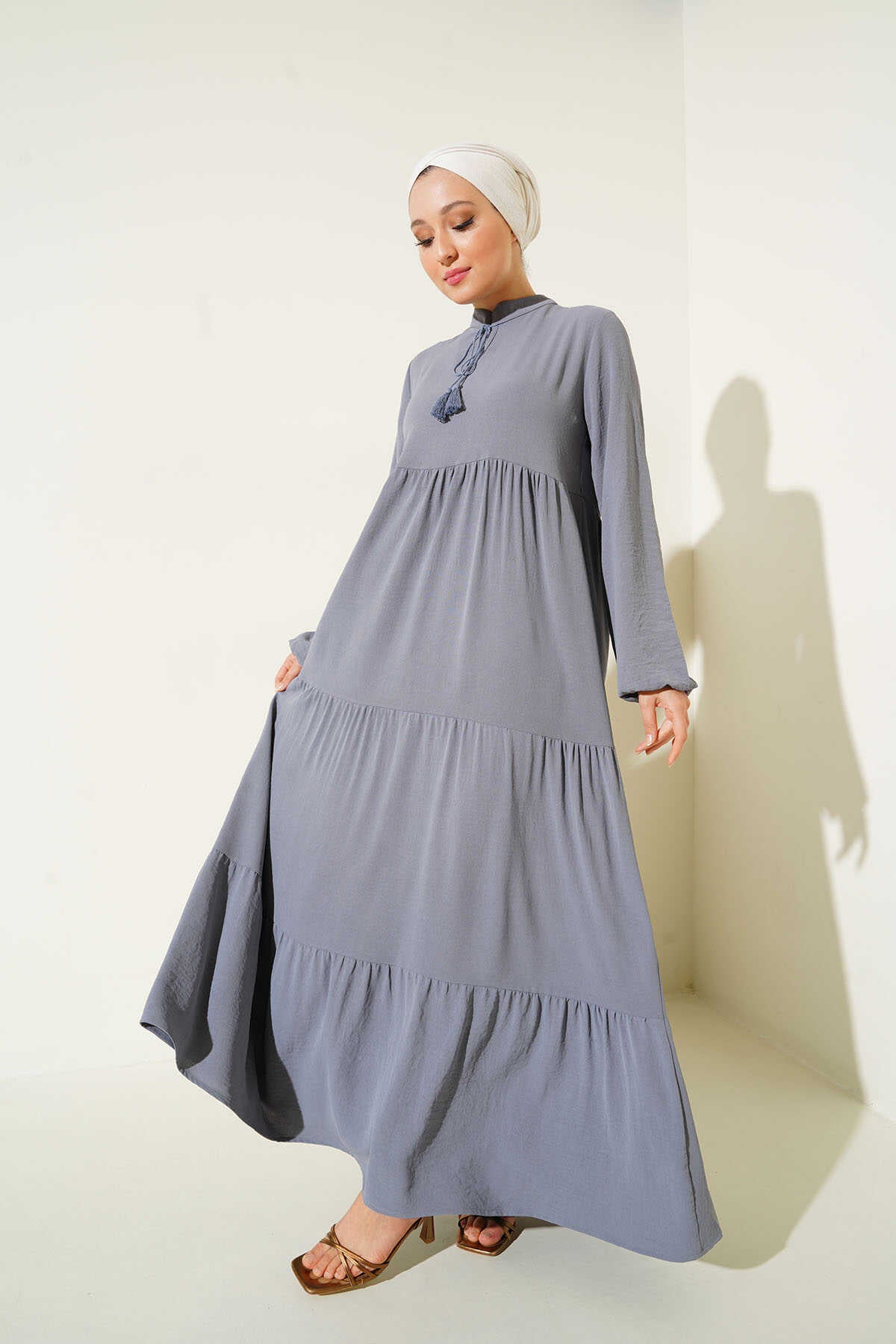 <tc>Robe de modestie avec lien au cou 1627.</tc>