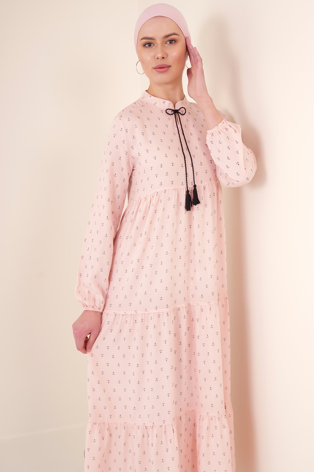 <tc>Robe de modestie avec lien au cou 1627.</tc>