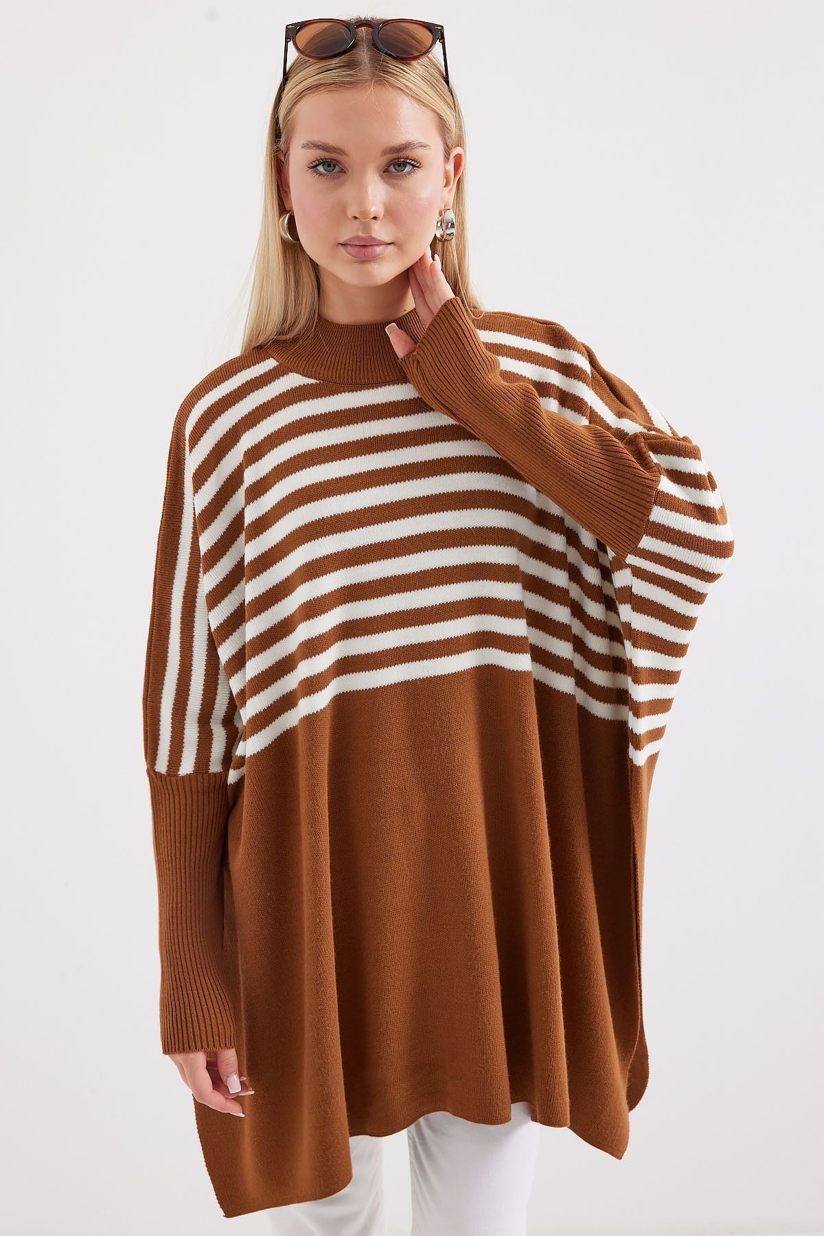 <tc>Poncho en tricot avec fente sur les côtés</tc>