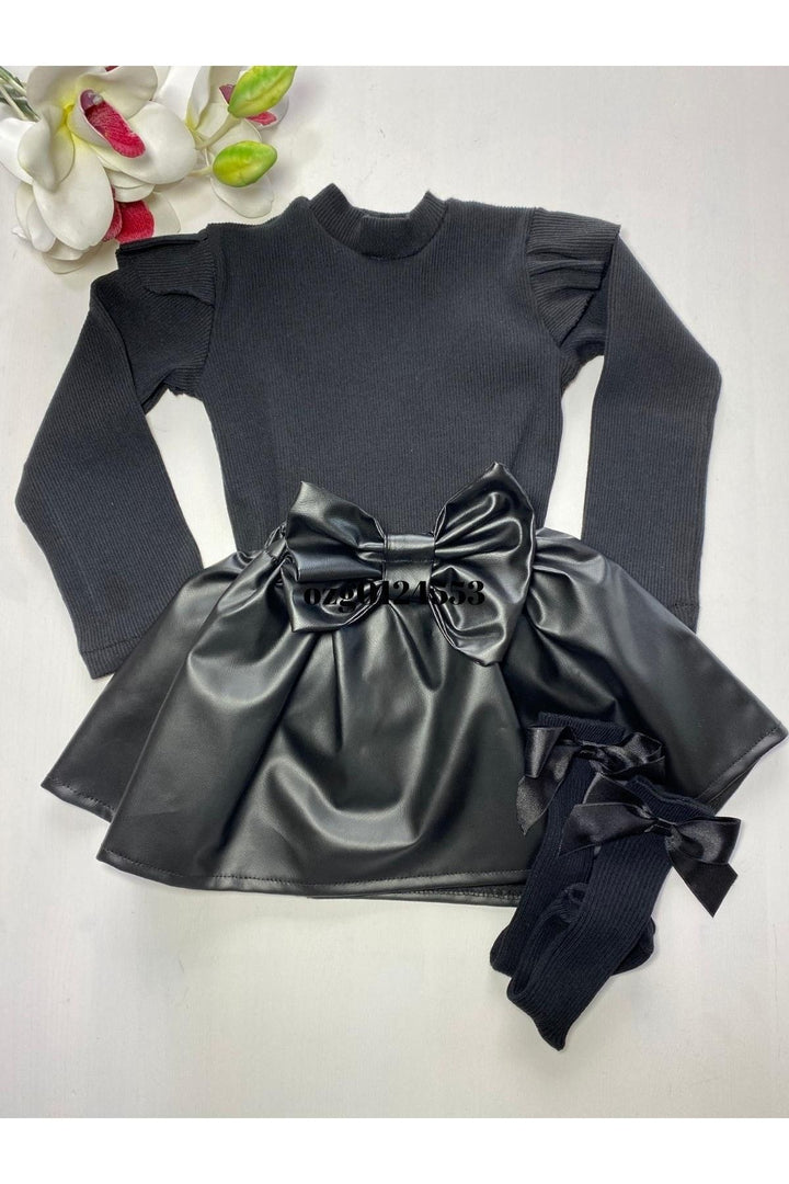 Jupe en cuir, body et chaussettes montantes