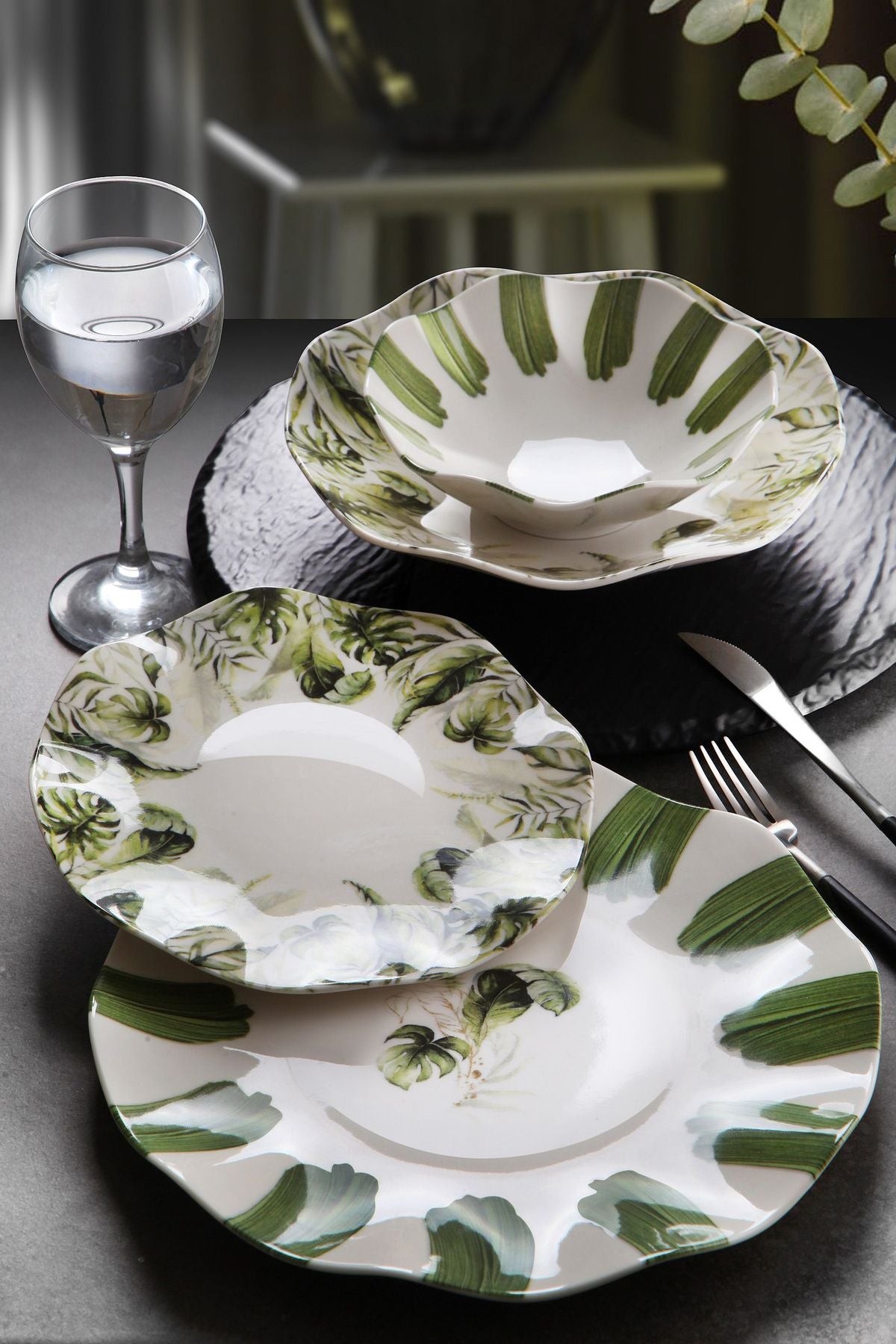 <tc>Service de table en porcelaine Nesrin 24 pièces pour 6 personnes - assiettes à gâteau, à soupe et de service avec motif vert - Green Dream</tc>