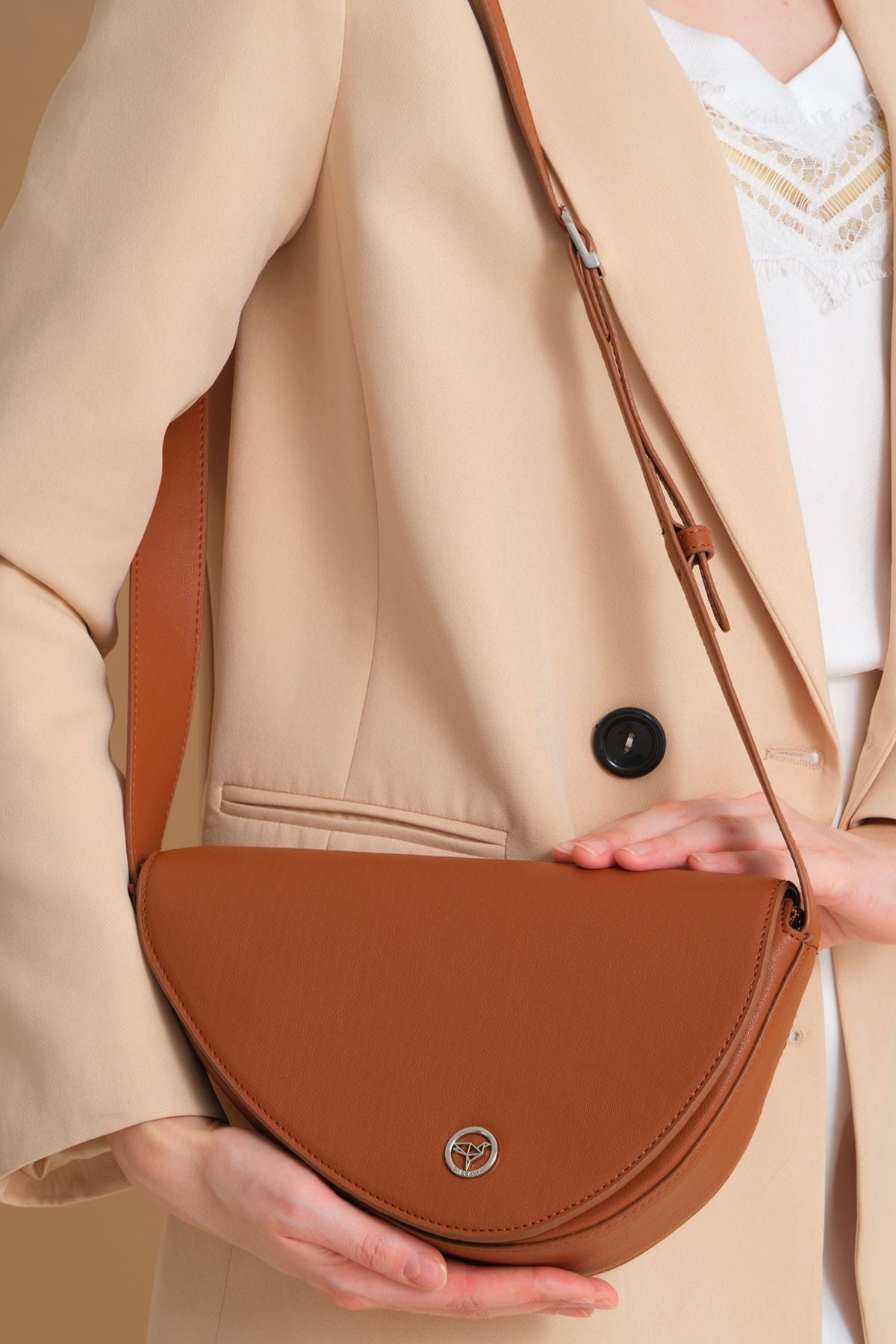 Doha Mıknatıs Kapaklı Geniş İç Bölmeli Ayarlanabilir Askılı Kadın Taba Omuz Çantası - Justyol