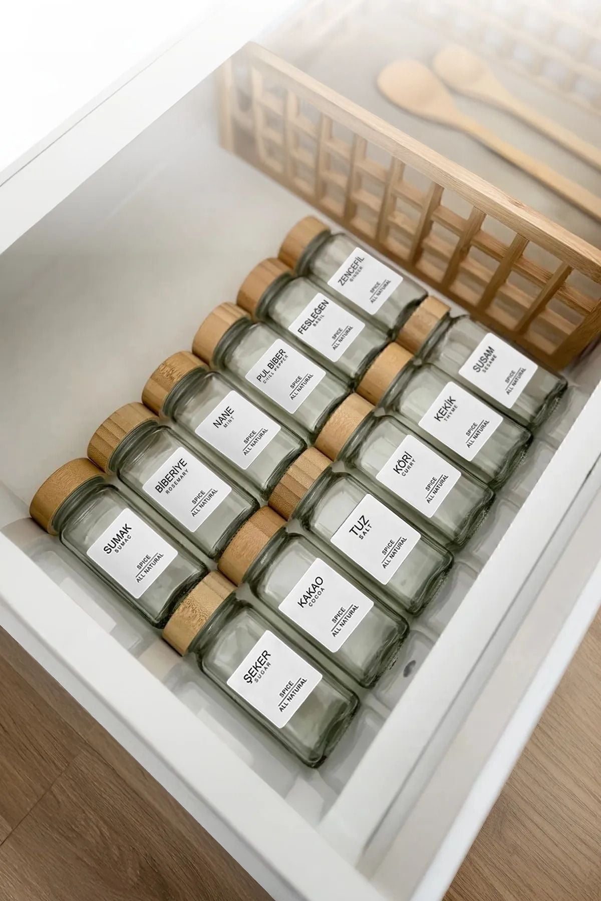 12'li Etiketli Bambu Kapaklı Cam Baharatlık Seti – Kare Şişe Takımı 120 ml JHome
