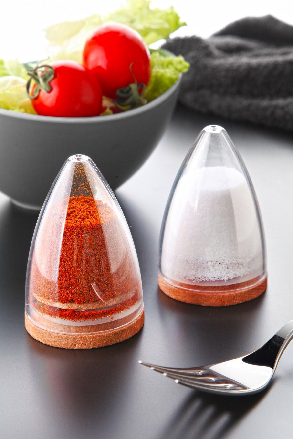 2 li Lux Ahşap Altlıklı Piramit Modelli Tuzluk Biberlik Seti - Silikon Kapaklı Damla Baharatlık 80 ml - Justyol