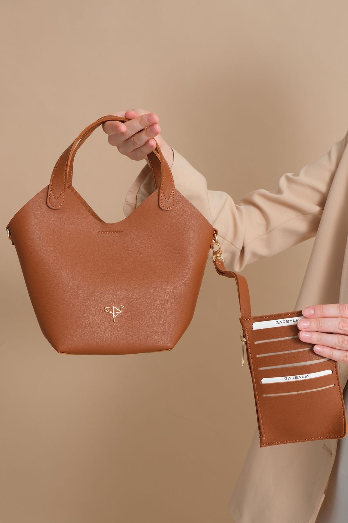 <tc>Nairobi Sac à Main Femme Taupe avec Fermeture Magnétique, Porte-cartes, Bandoulière Ajustable et Bandoulière pour Épaule</tc>