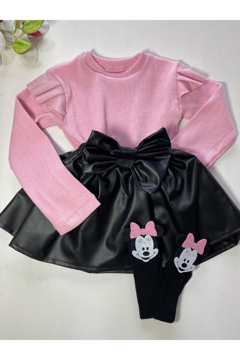 Jupe en cuir, body et chaussettes montantes