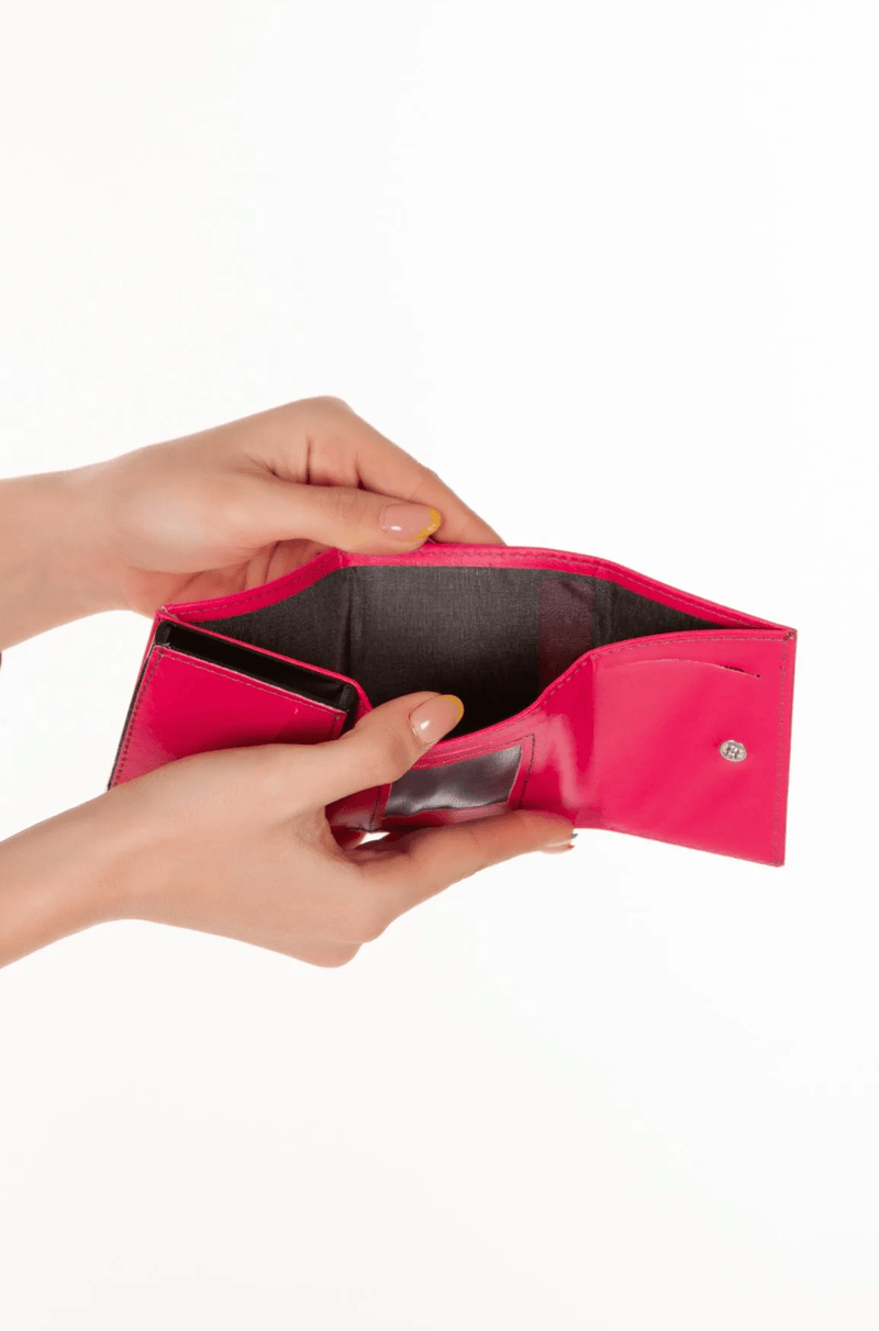 Porte-cartes en cuir vegan noir avec compartiment pour billets et mécanisme coulissant