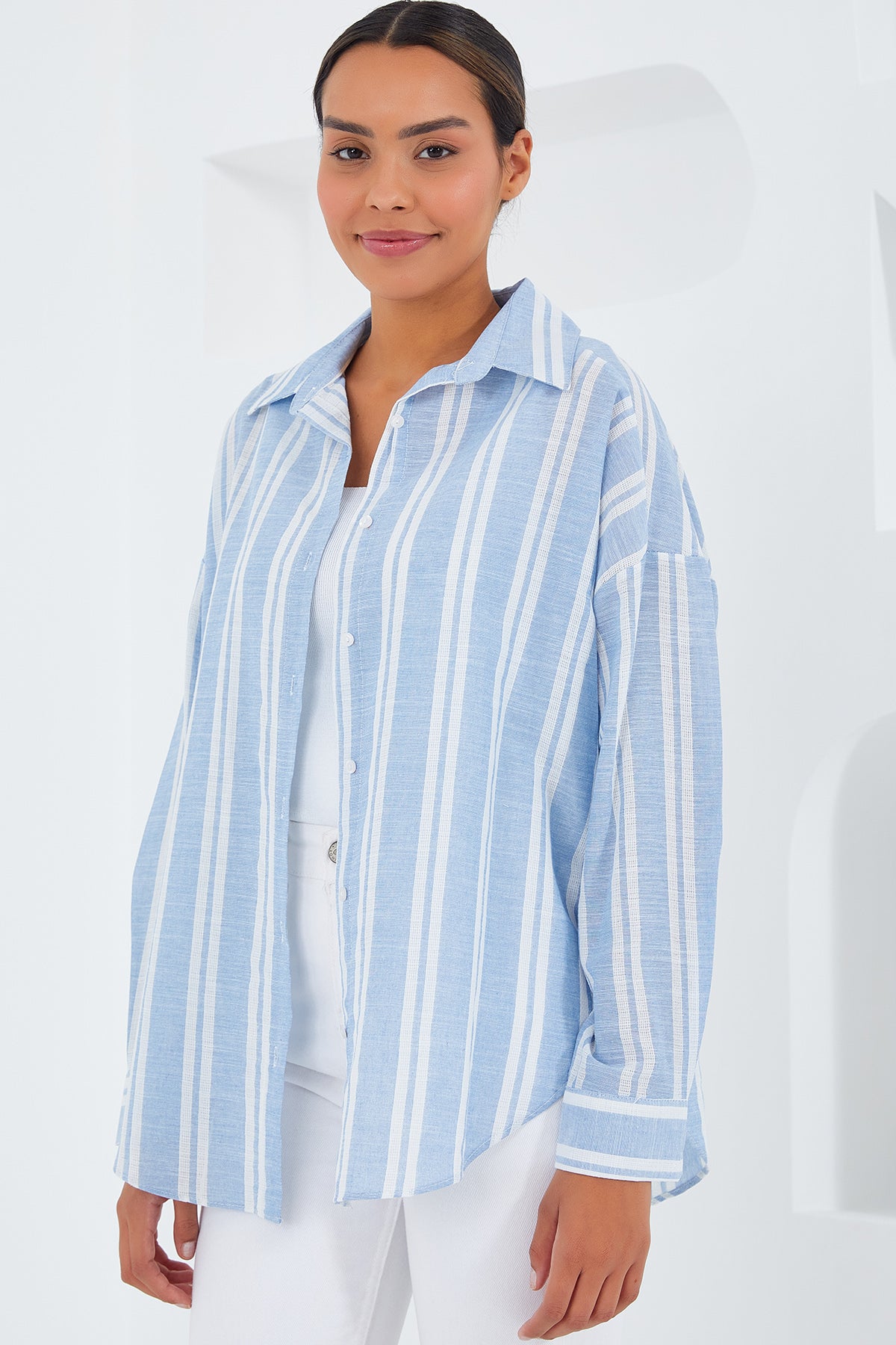 <tc>Chemise en lin blanche rayée oversize pour femme 20251.</tc>