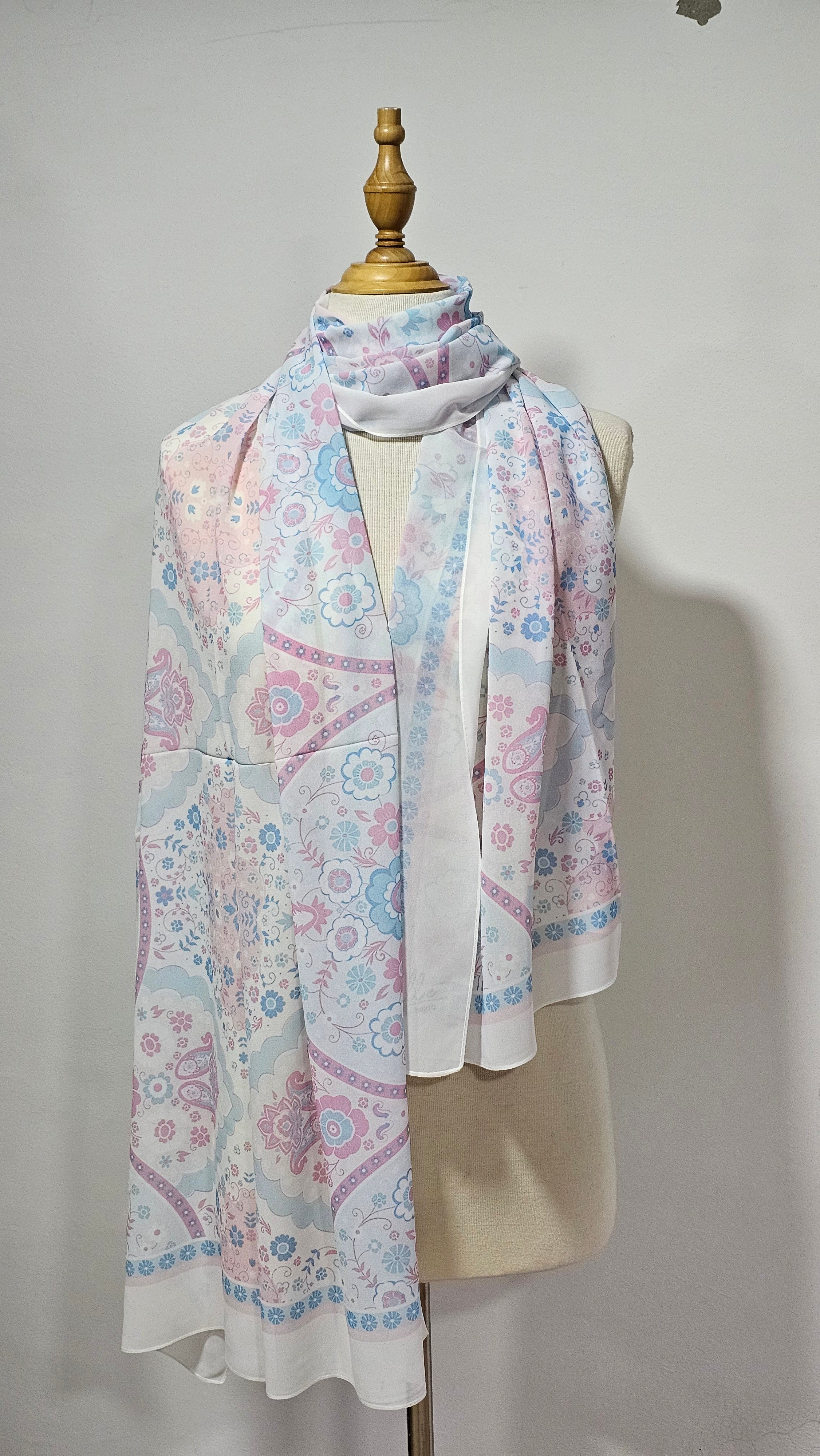 Châle en crêpe égyptien imprimé léger et élégant