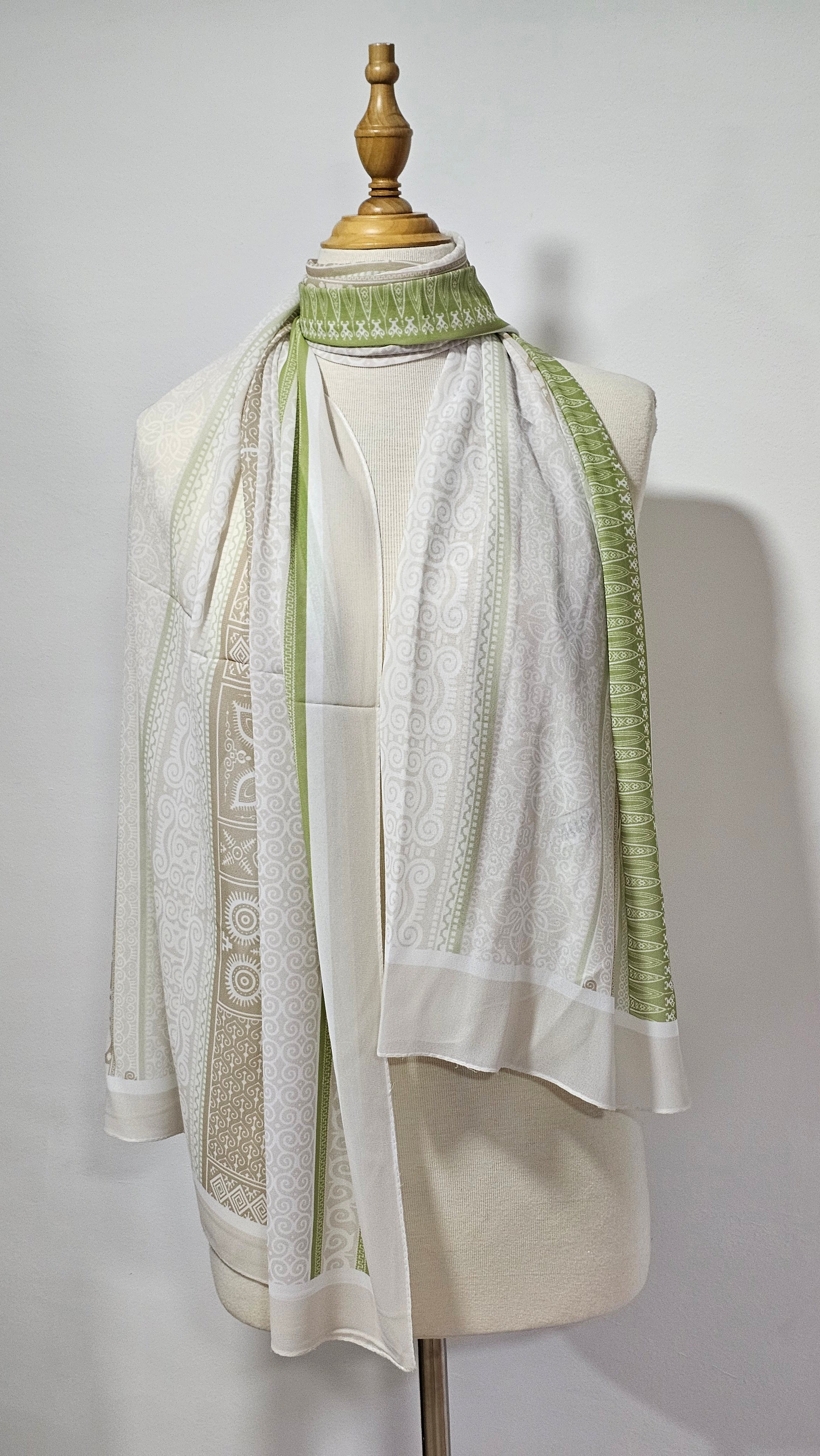 Châle en crêpe égyptien imprimé léger et élégant