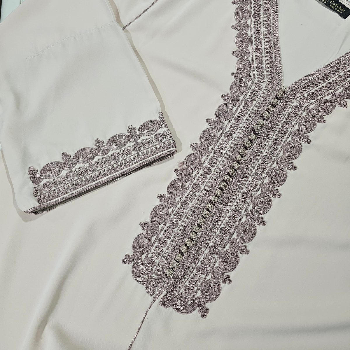 Caftan Moderne avec Ceinture Assortie & Broderies Poitrine