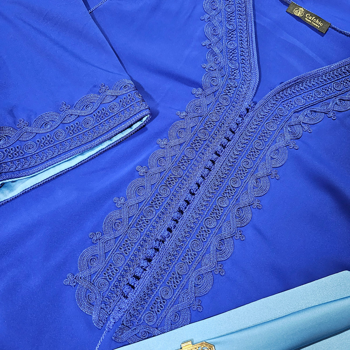 Caftan Moderne avec Ceinture Assortie & Broderies Poitrine