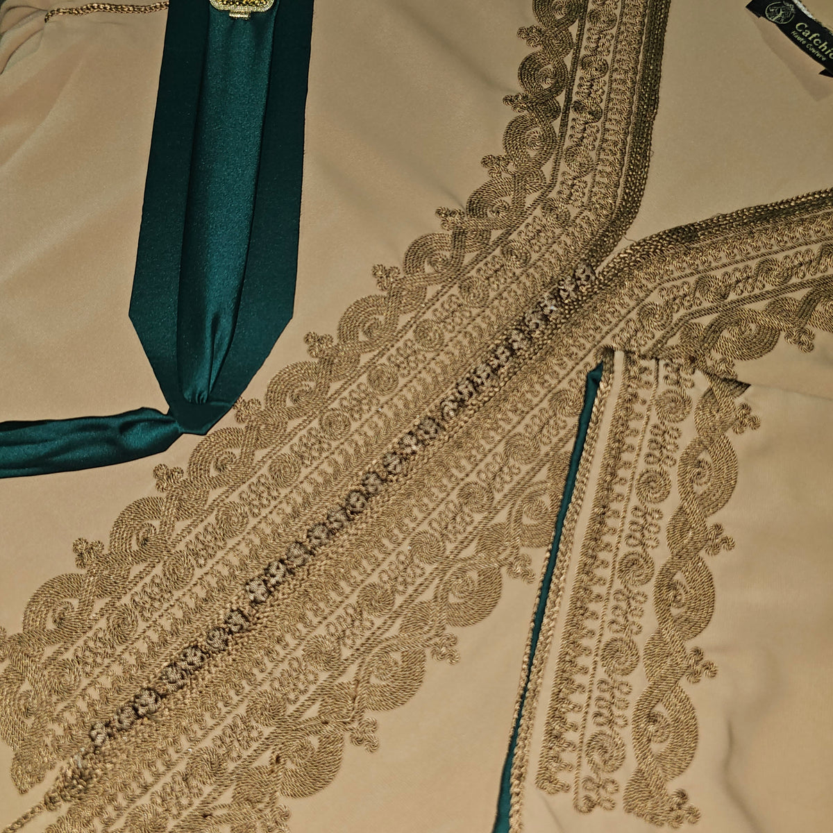 Caftan Moderne avec Ceinture Assortie & Broderies Poitrine