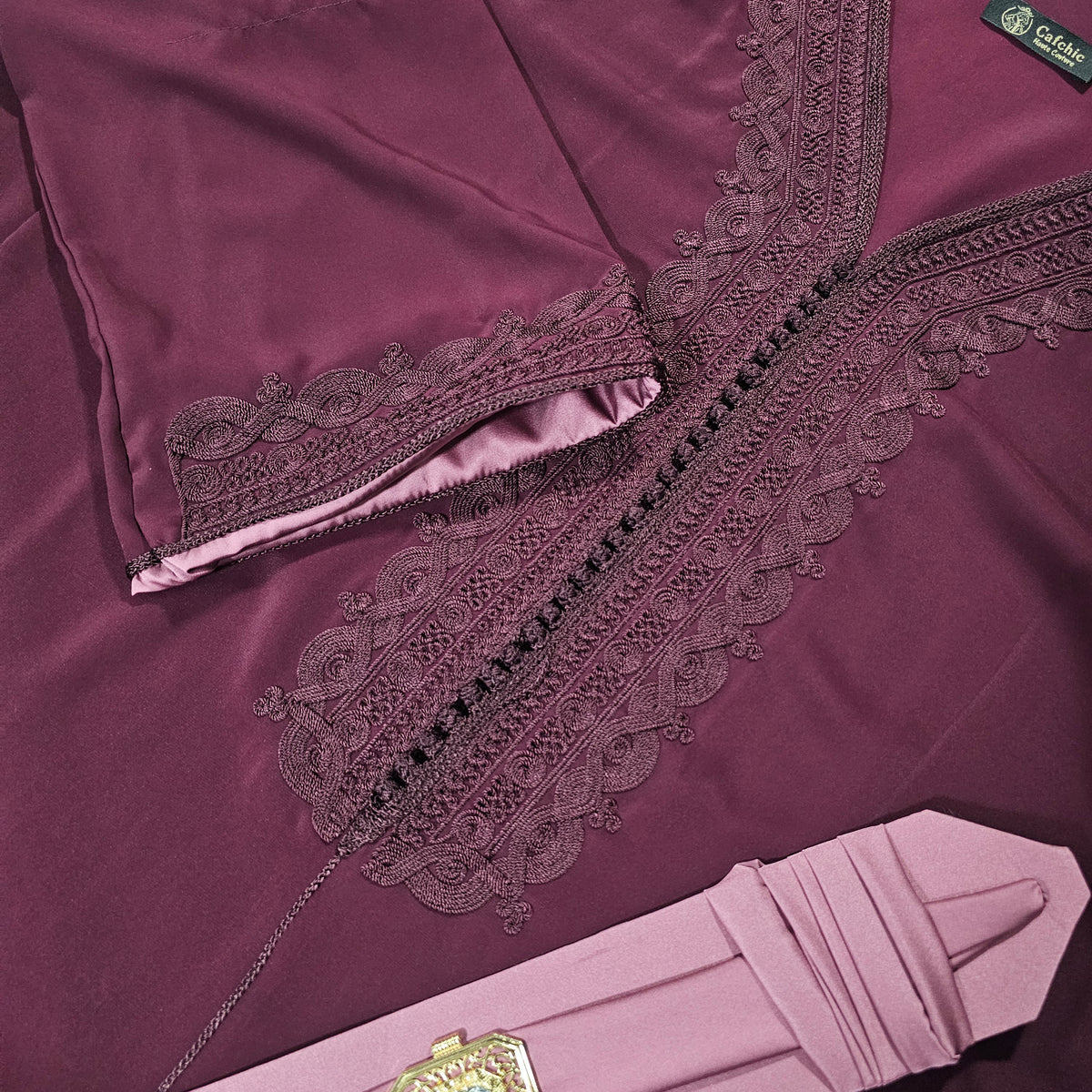 Caftan Moderne avec Ceinture Assortie & Broderies Poitrine