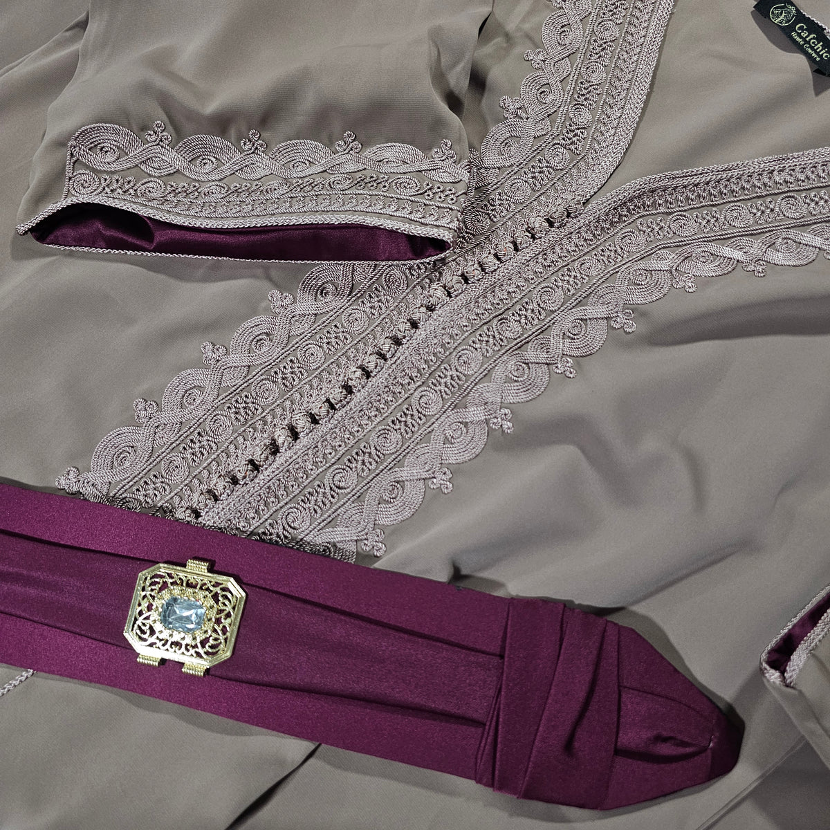 Caftan Moderne avec Ceinture Assortie & Broderies Poitrine