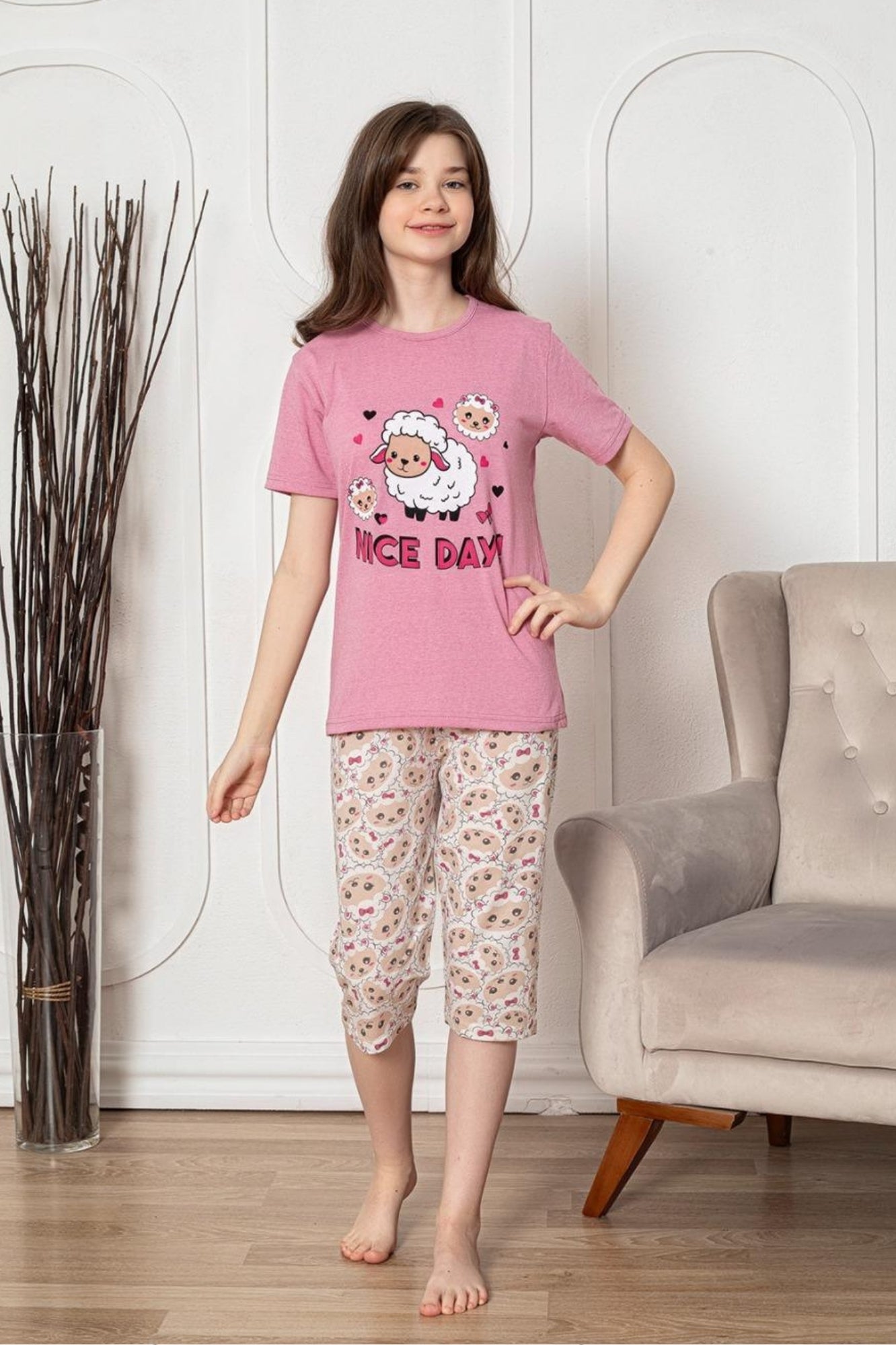 <tc>"Ensemble Capri pour fille à manches courtes en coton avec motifs, modèle Farya Kids."</tc>