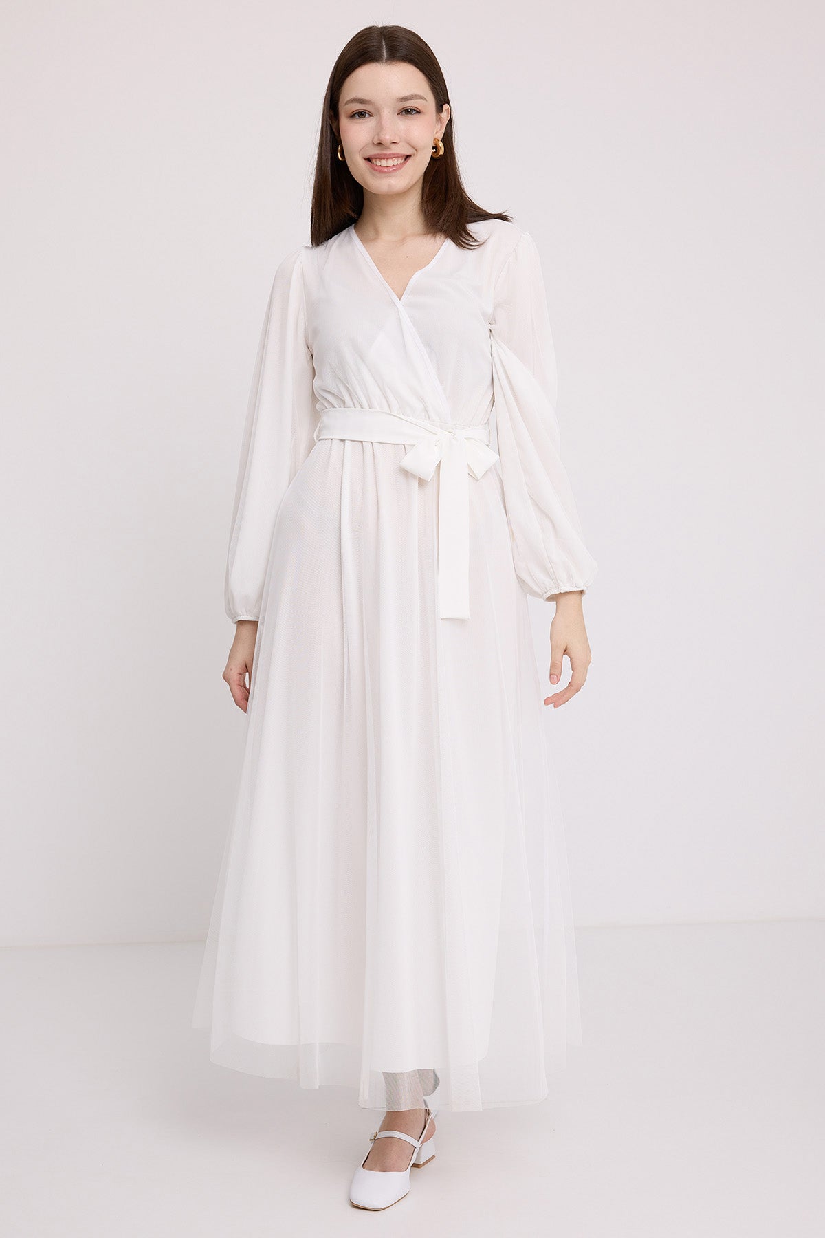 <tc>Robe en chiffon à col croisé avec détails en tulle 2484.</tc>