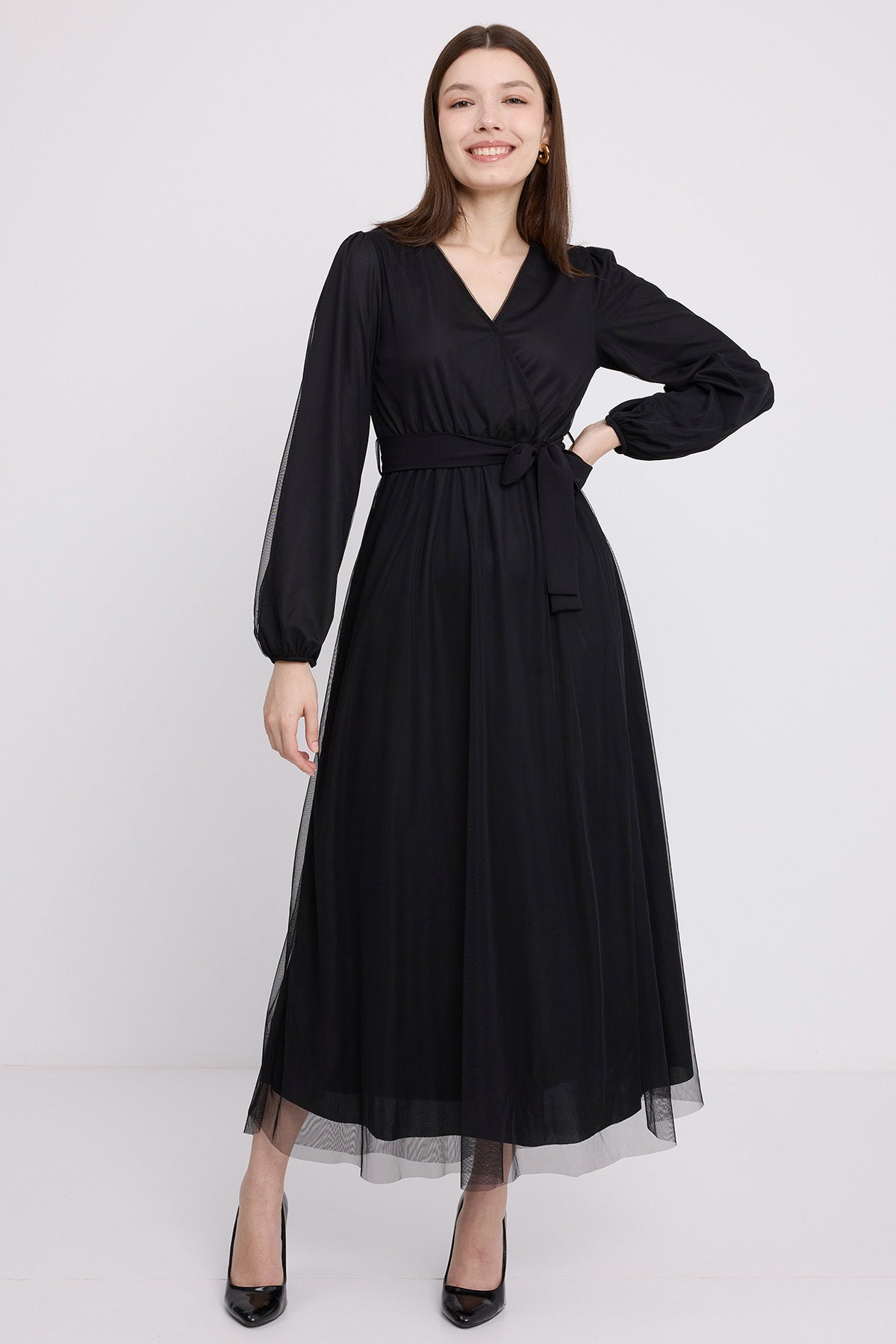 <tc>Robe en chiffon à col croisé avec détails en tulle 2484.</tc>