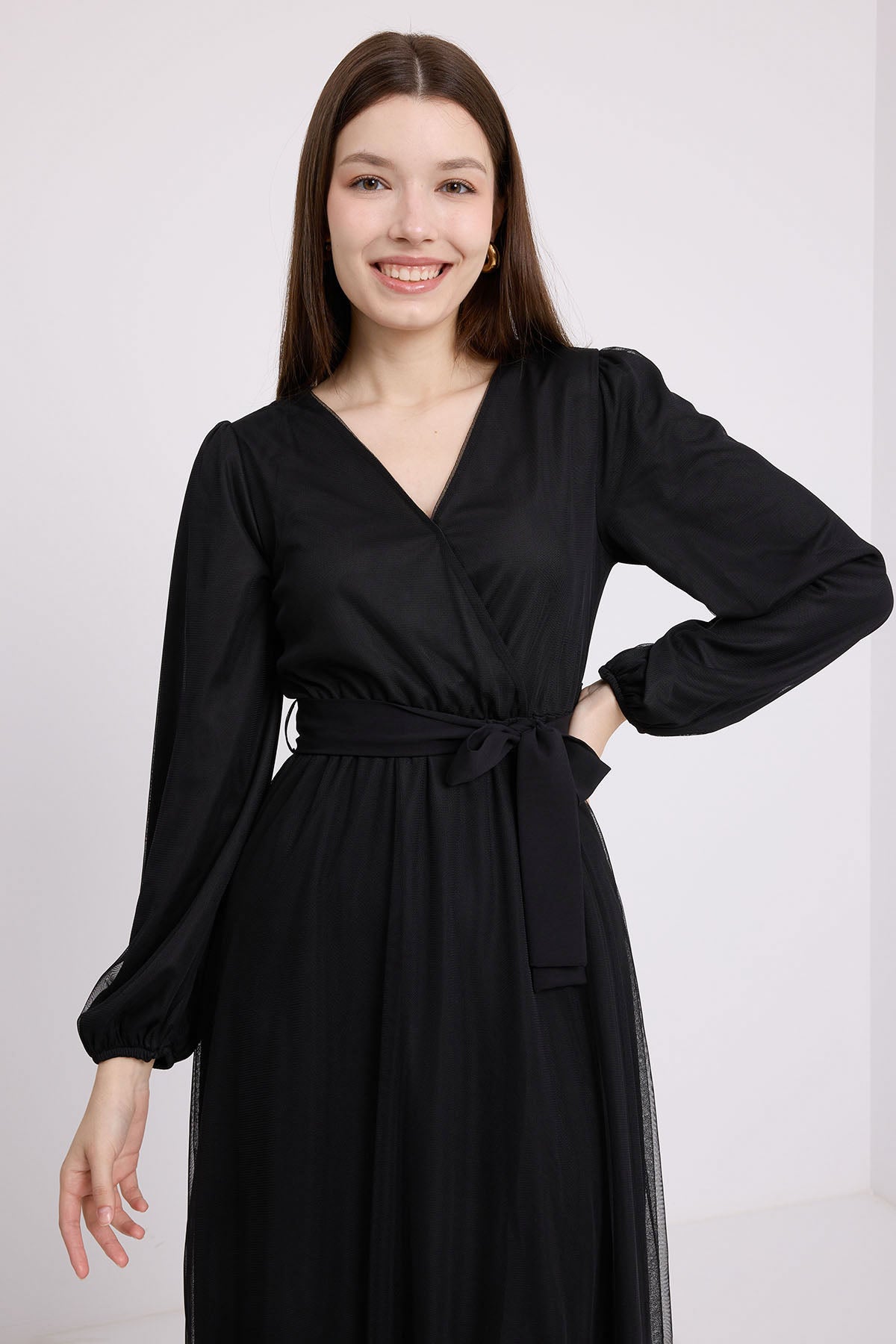 <tc>Robe en chiffon à col croisé avec détails en tulle 2484.</tc>