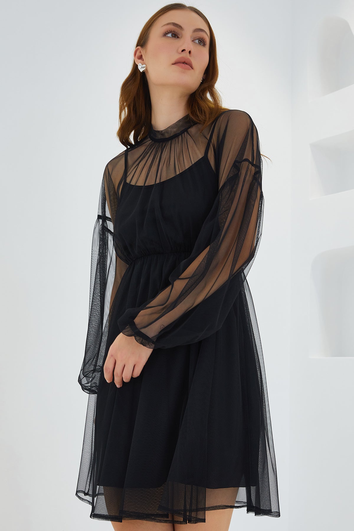 <tc>Robe mini avec détails en tulle 2485.</tc>