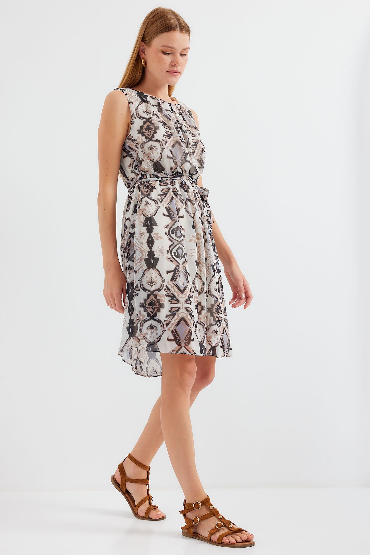 <tc>Robe en chiffon sans manches avec motif 2501.</tc>