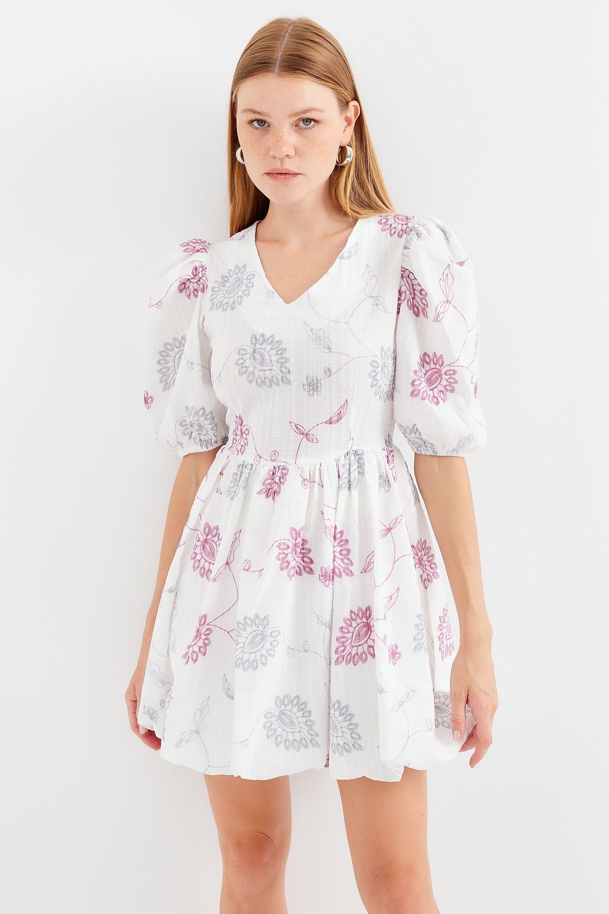 <tc>Robe mini évasée à motif avec col en V 2506.</tc>