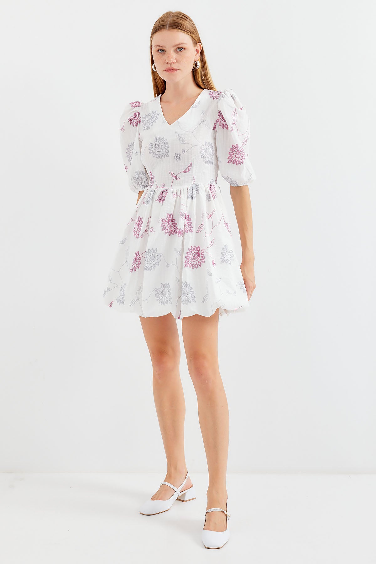 <tc>Robe mini évasée à motif avec col en V 2506.</tc>