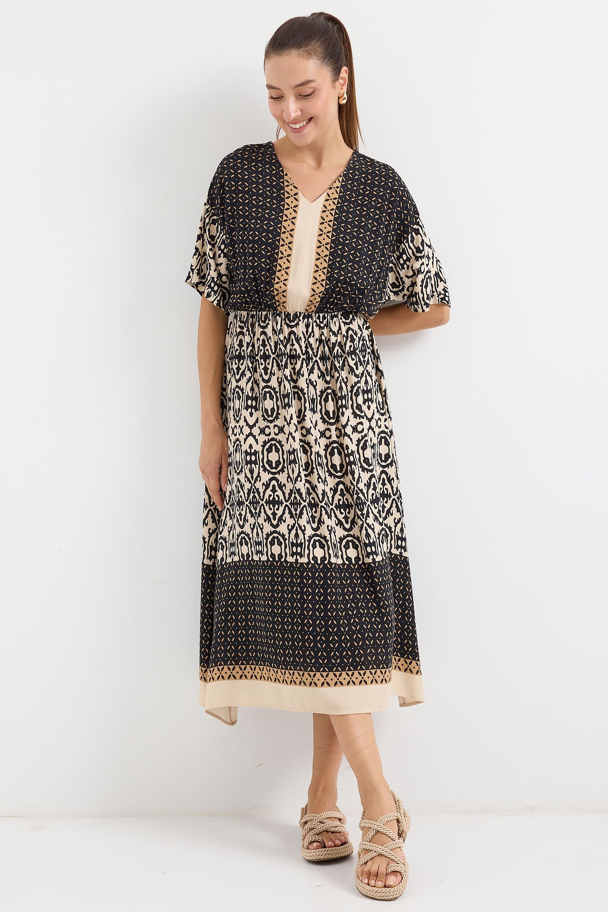 <tc>Robe en viscose à manches courtes et motif 2517.</tc>