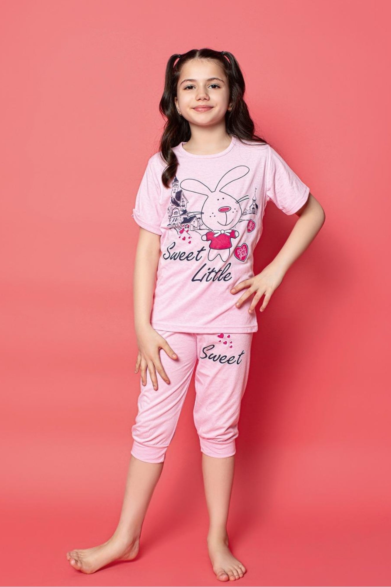 <tc>"Ensemble Capri pour fille à manches courtes en coton, avec motifs et détails de manchons, modèle Farya Kids."</tc>